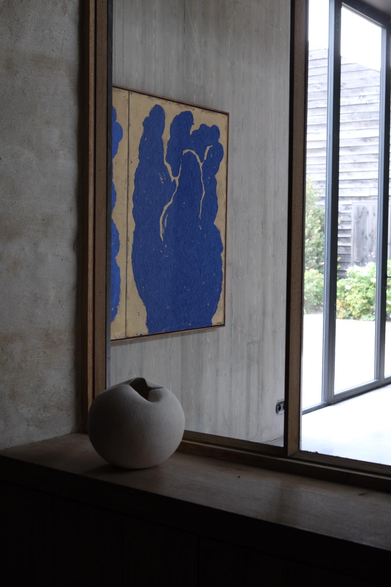 Quadro figurativo di una mano su tela dai toni blu in vendita 5