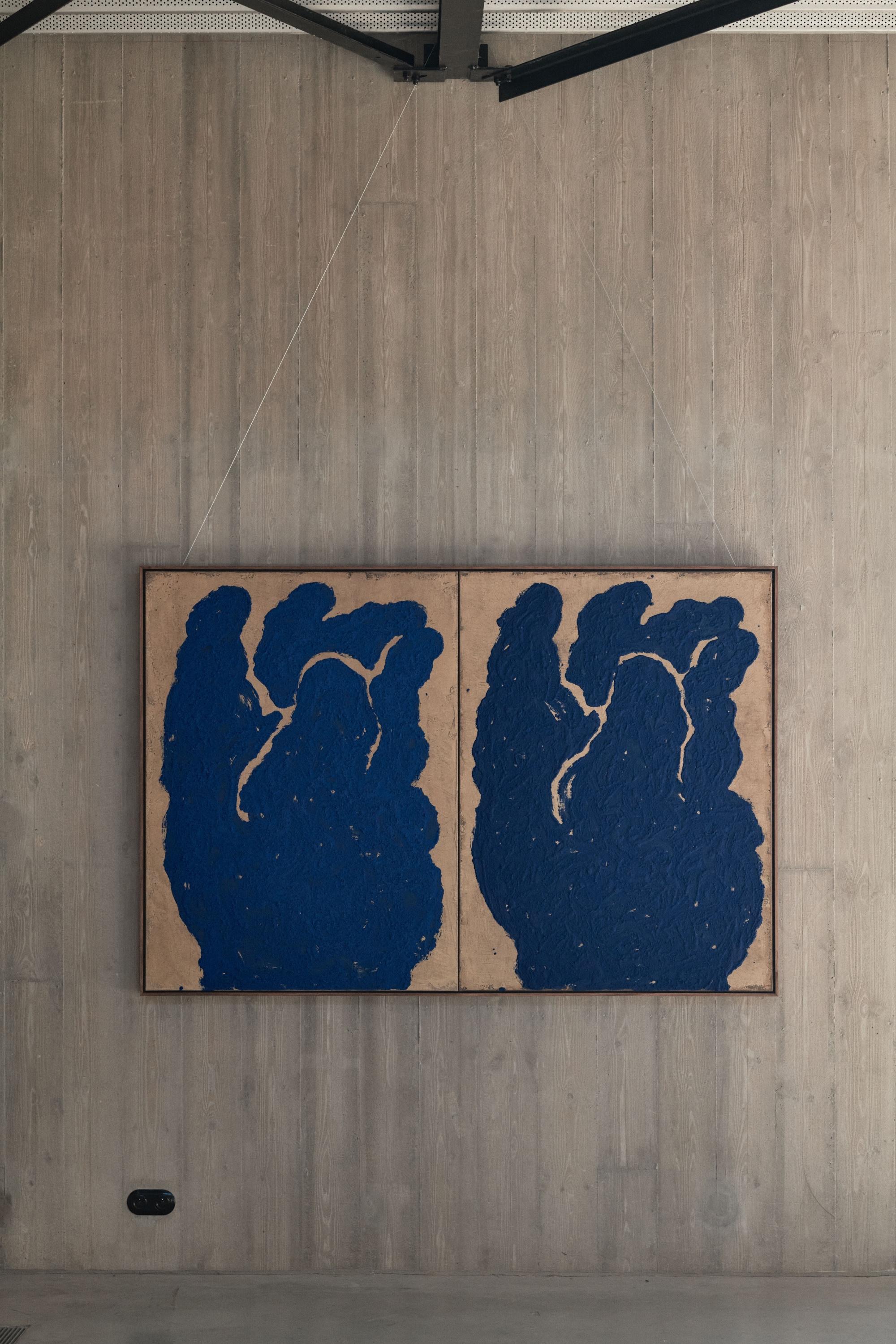 Quadro figurativo di una mano su tela dai toni blu - Painting Contemporaneo di Chidy Wayne