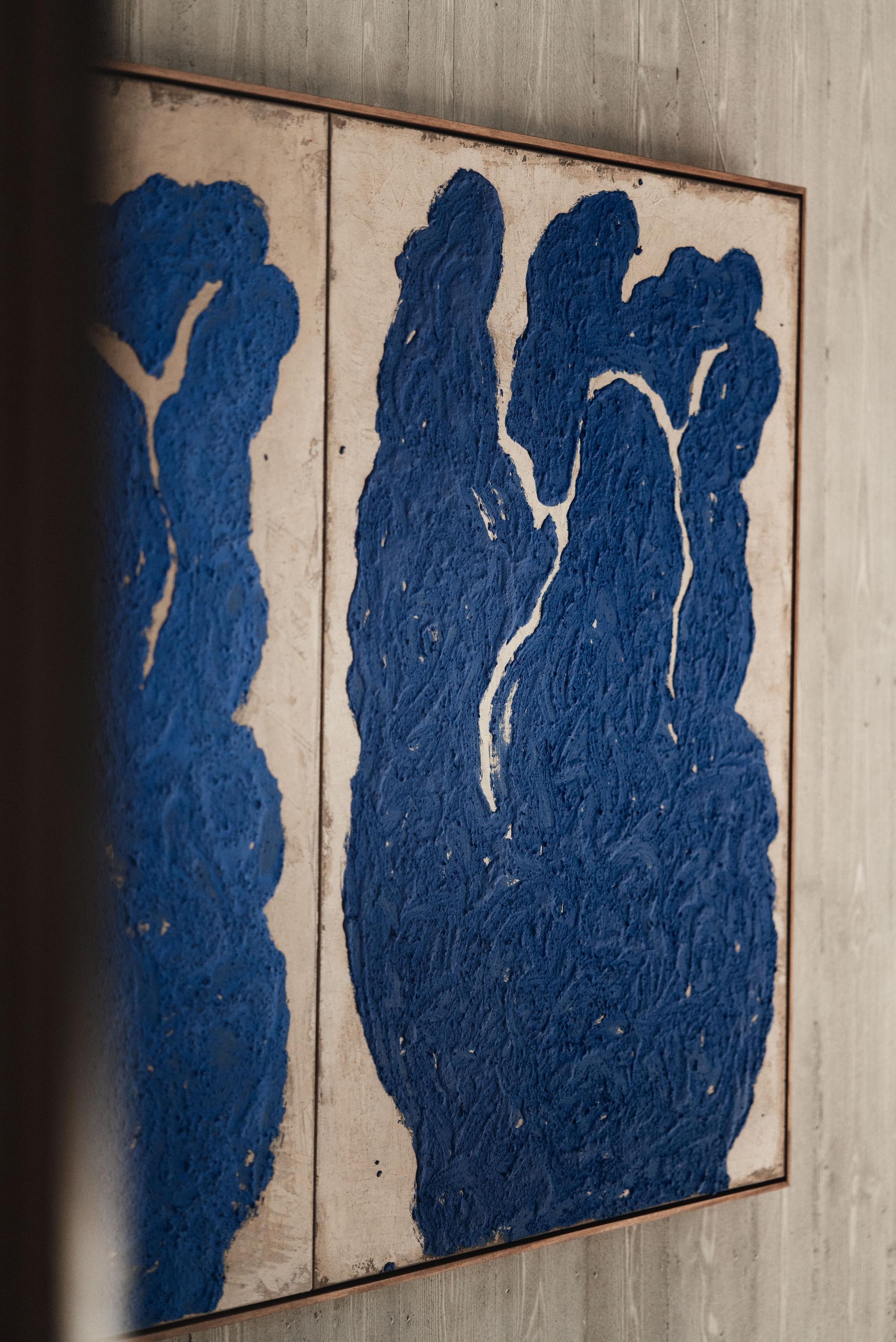Quadro figurativo di una mano su tela dai toni blu in vendita 3