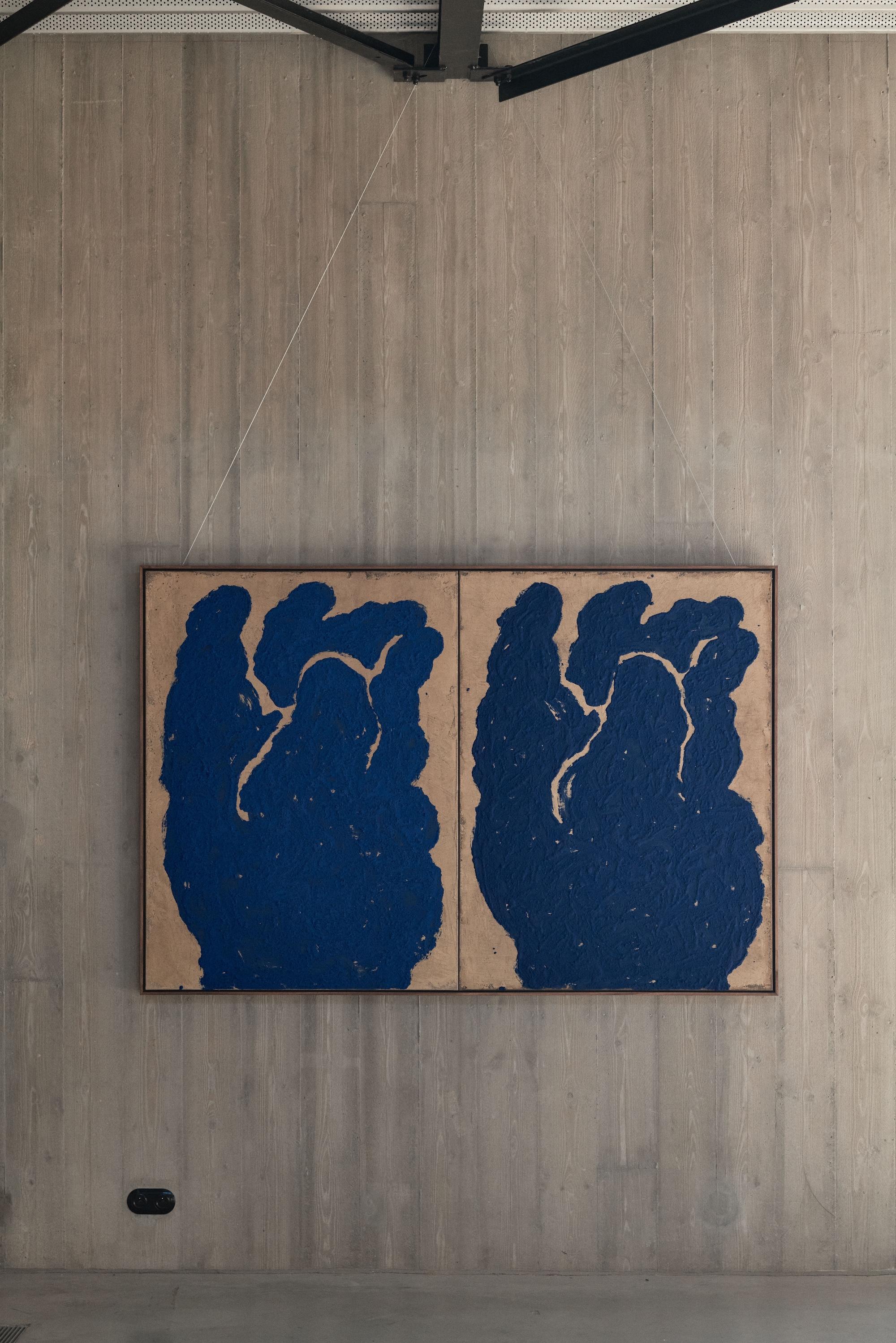 Quadro figurativo di una mano su tela dai toni blu in vendita 4