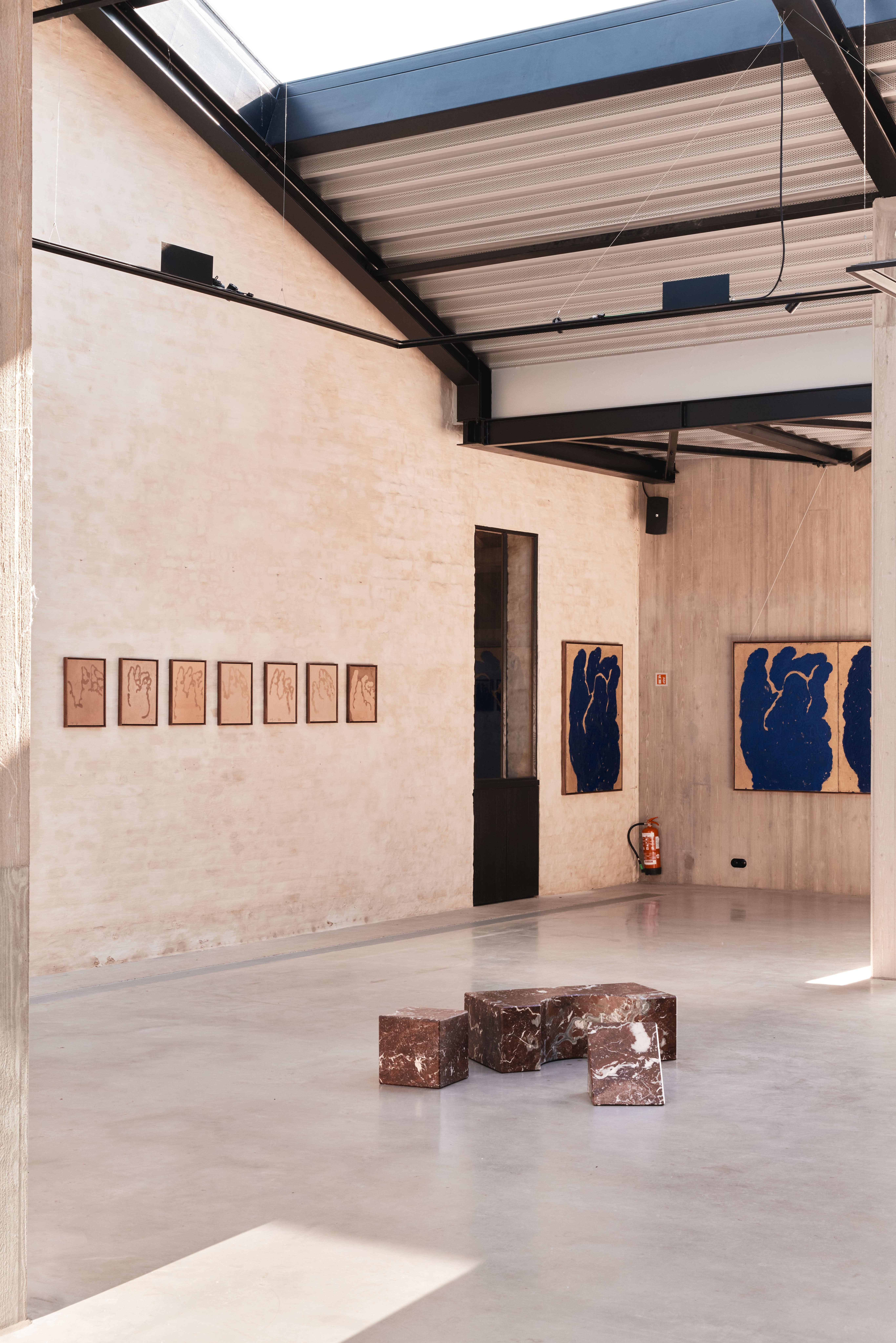 Chidy Wayne (b. 1981, Spain) is an artist based in Barcelona. Over the years, he has established himself as a recognized figure in the art world, developing a personal artistic language that combines elegant minimalism with bold gestures, while