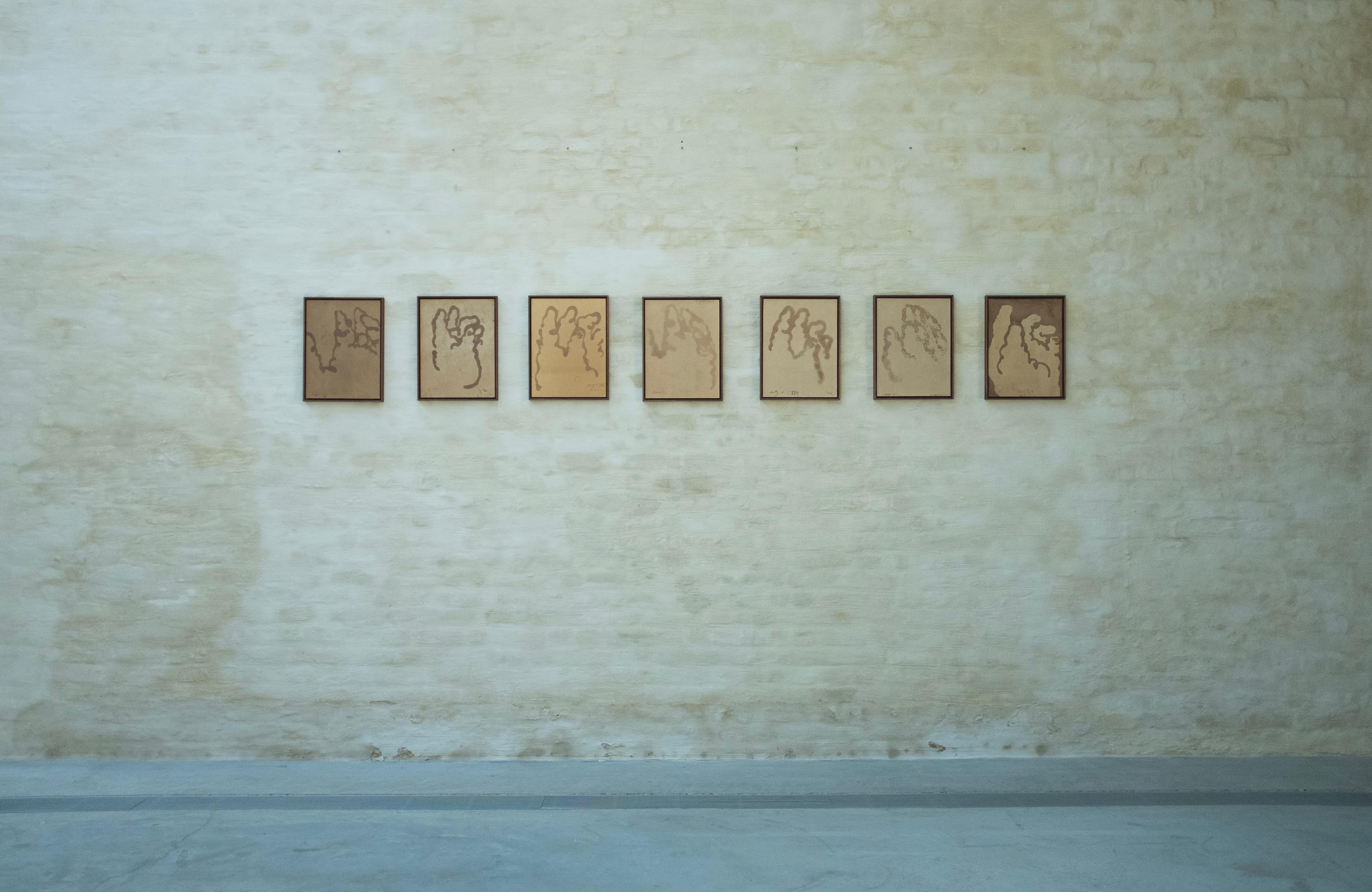 Kaffee auf Papier, gerahmte Zeichnung einer Hand, 2025 - 'Ego 118'. – Painting von Chidy Wayne