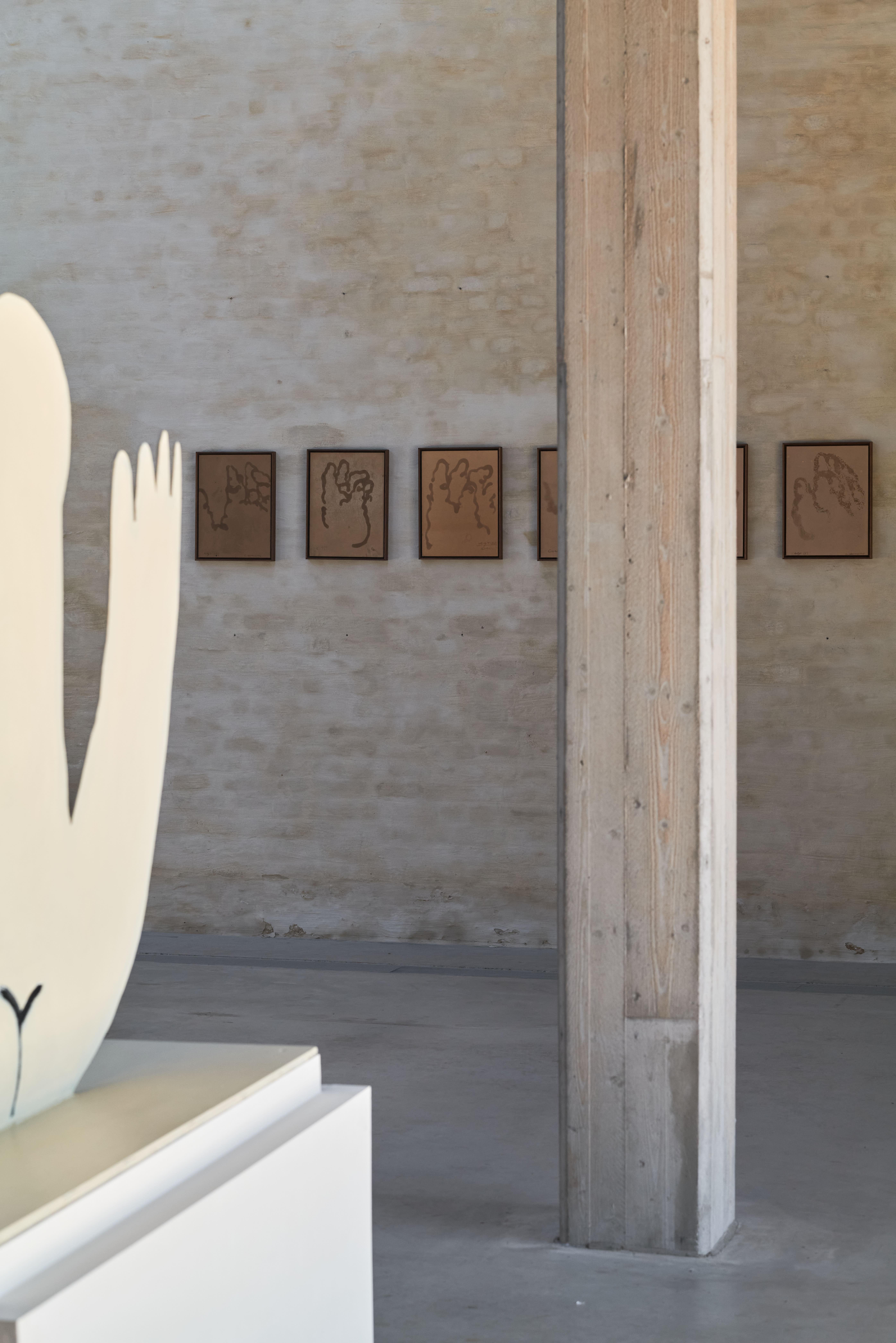 Kaffee auf Papier, gerahmte Zeichnung einer Hand, 2025 - 'Ego 118'. im Angebot 1