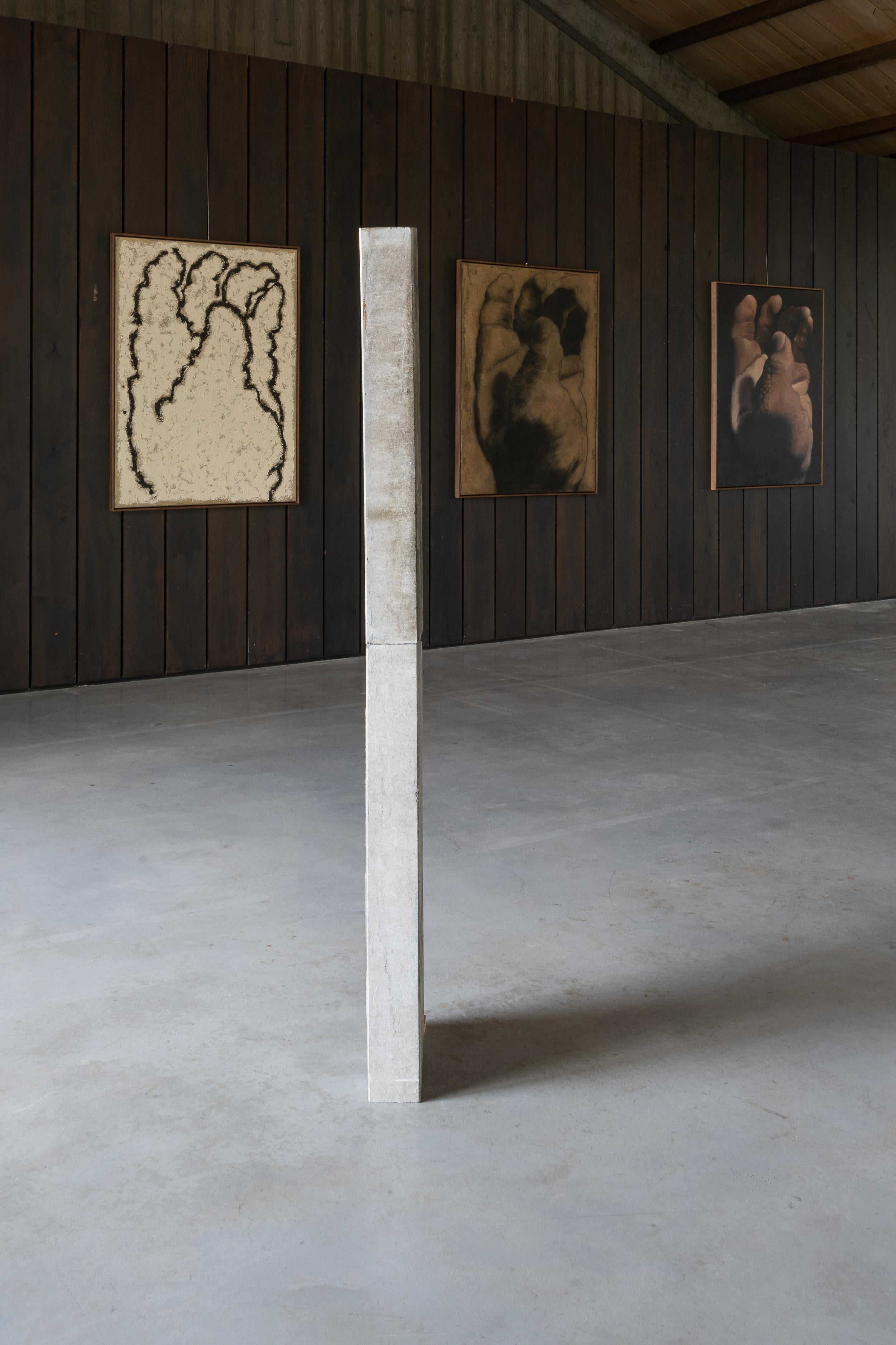 Quadro figurativo di una mano su tela in bianco sporco in vendita 8