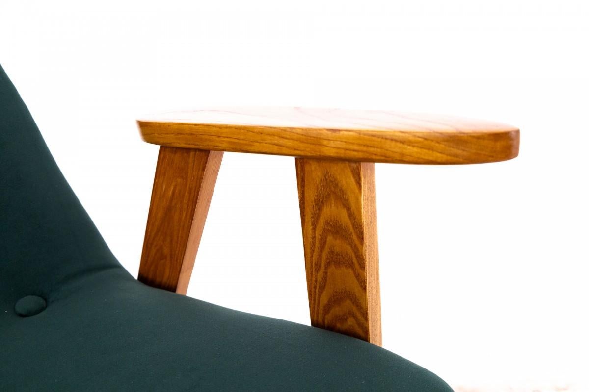 Walnut Chierowski armchair set, model 366, 1970s. For Sale