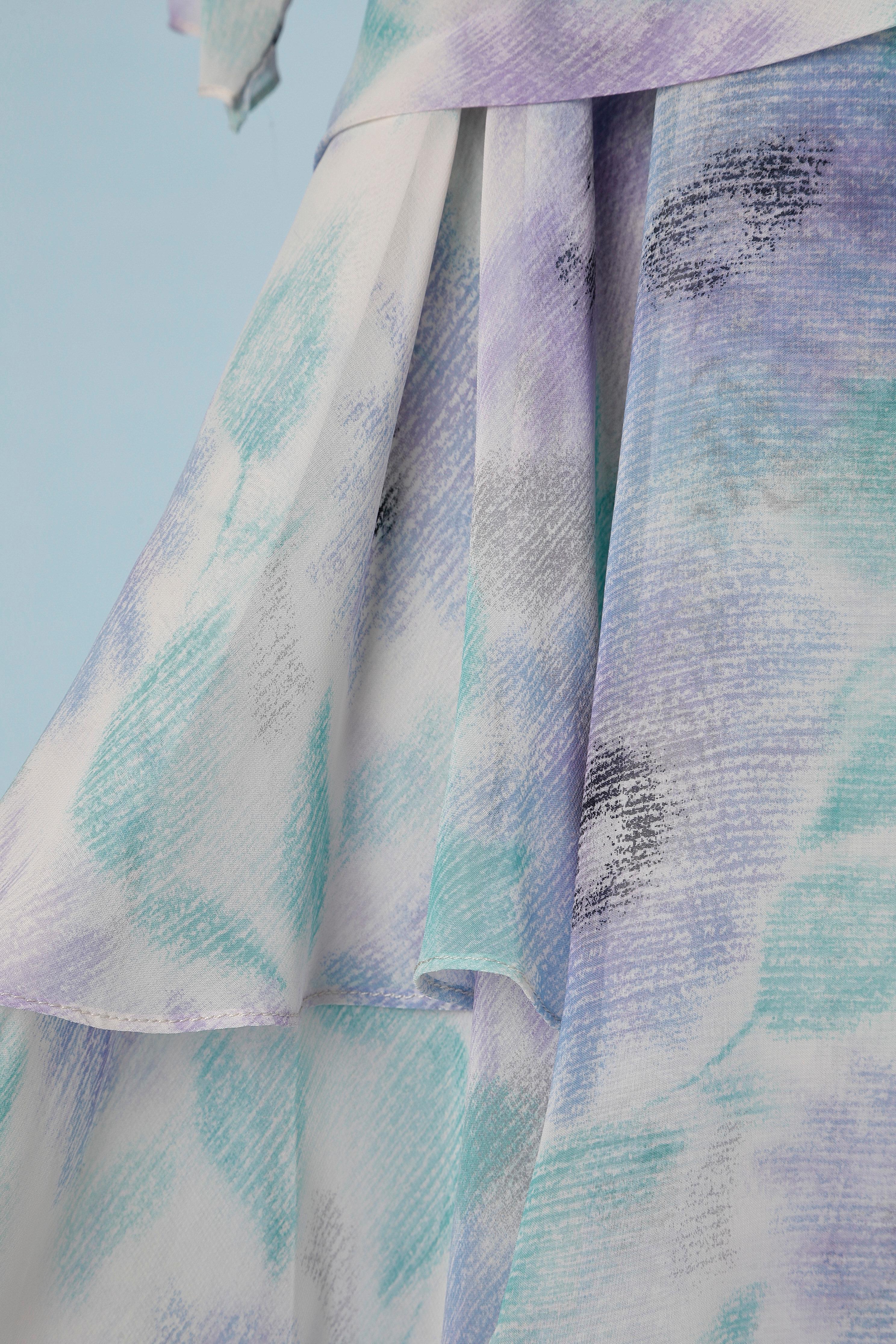 Gris Robe de cocktail en mousseline avec imprimé floral pastel et nœud en vente