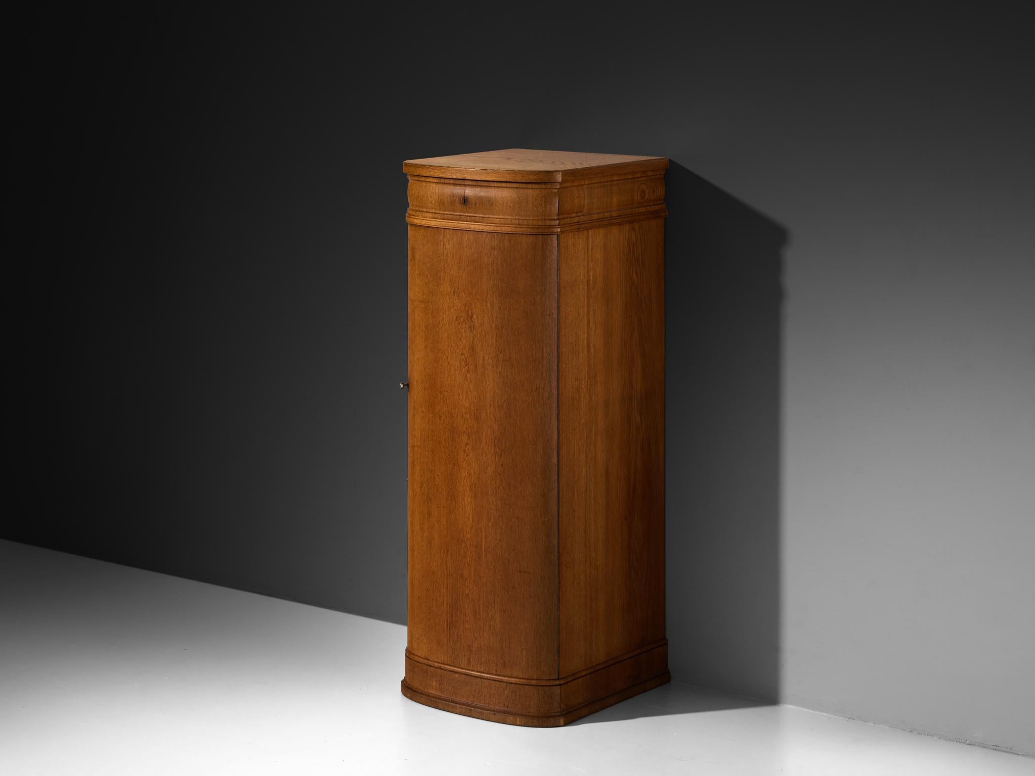 Armario, roble, latón, fieltro, Dinamarca, años 40. 

Este refinado mueble chifonier ha sido fabricado sin duda por un ebanista que sabía cómo diseñar un mueble de alta calidad. La excelente artesanía se combina con un ojo equilibrado para la