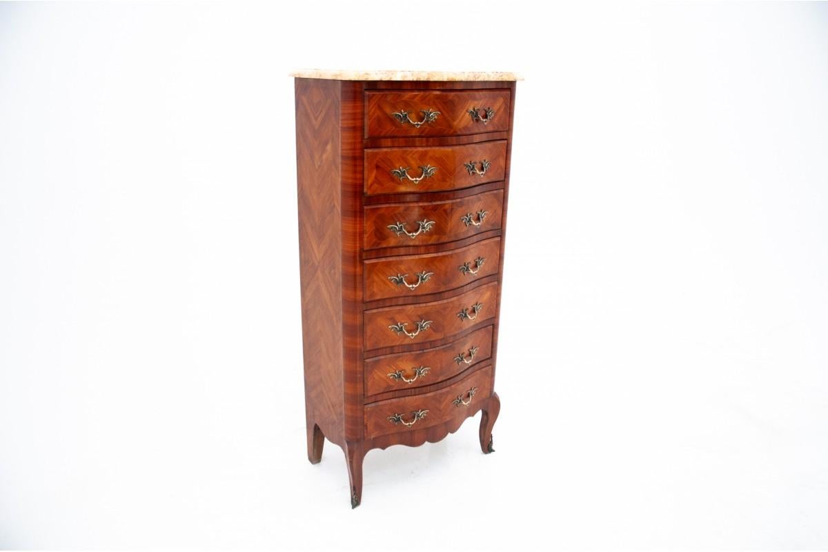 French chest of drawers - chiffonier decorated with inlay from the end of the 19th century. Large, functional drawers with metal handles. Beige marble countertop.

Dimensions: height 132 cm / width 63 cm / depth 39 cm