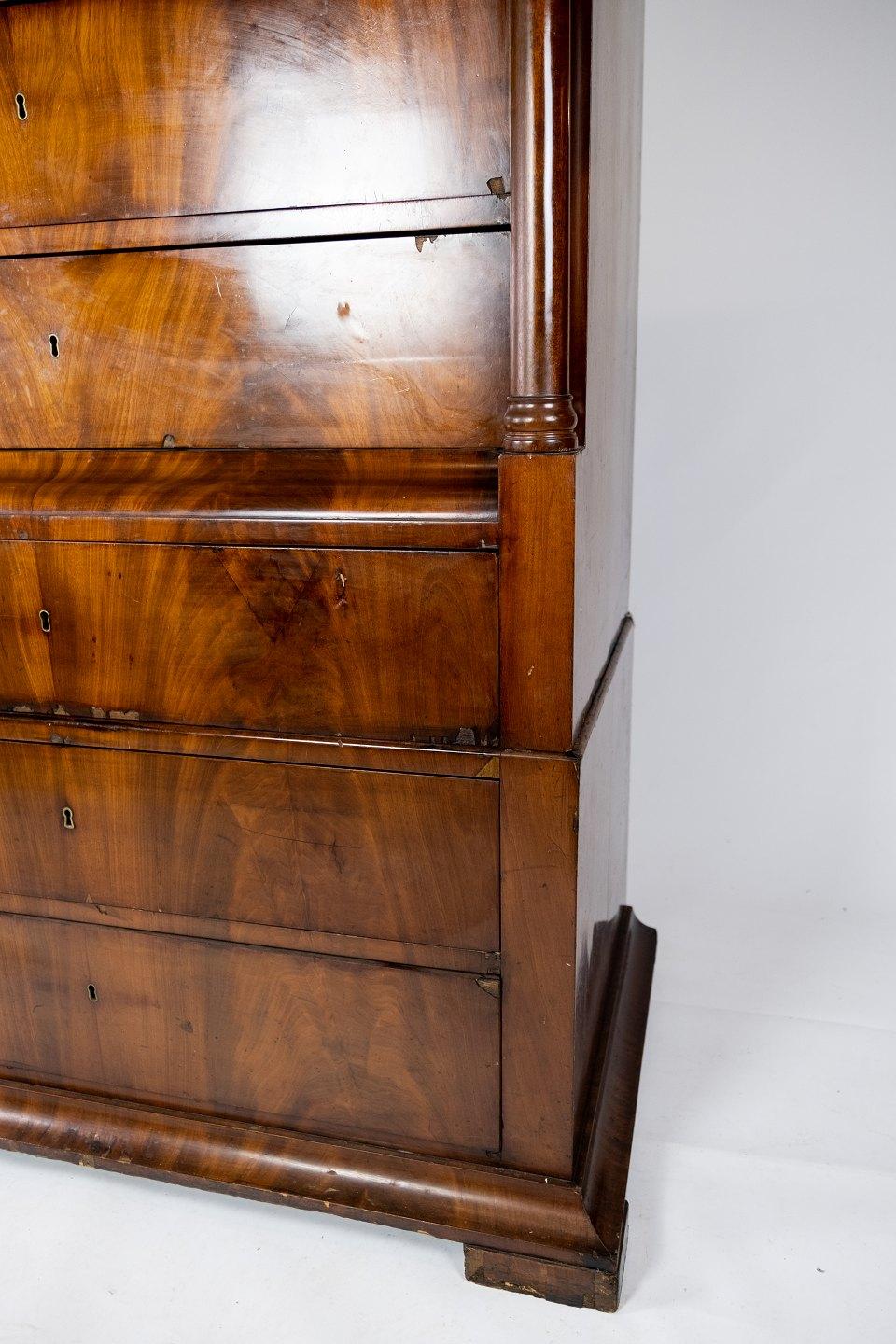 Exquisite Late Empire Style Mahogany Chiffonier from the 1840s: a stunning testament to the elegance and craftsmanship of the era.

This beautiful piece is crafted from rich mahogany, a wood highly favored during the late Empire period, renowned for