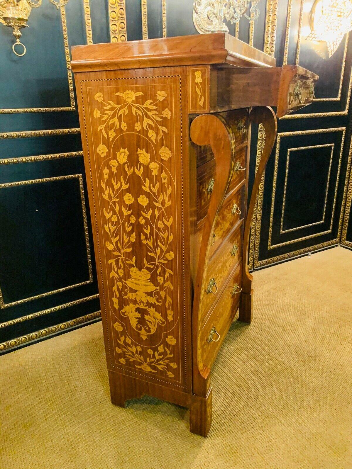 Baroque Chiffonnière / Commode de style baroque néerlandais avec incrustations florales en vente