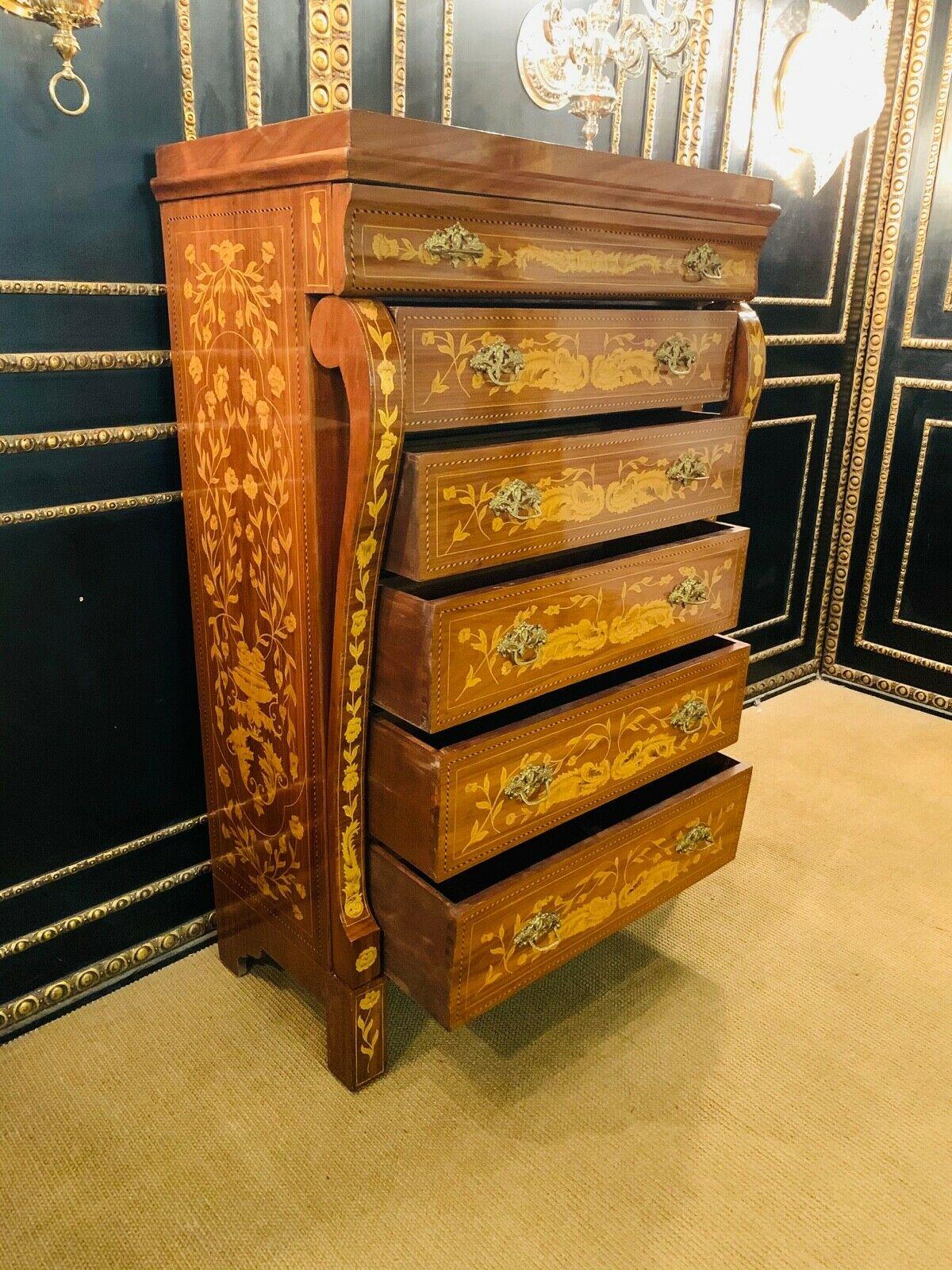 20ième siècle Chiffonnière / Commode de style baroque néerlandais avec incrustations florales en vente