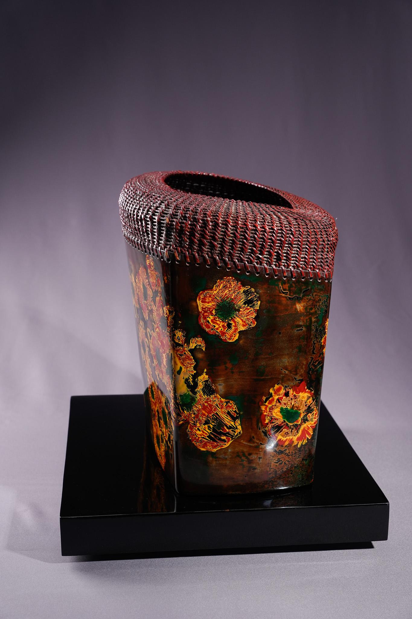 This work, created using the molded lacquer technique, has a solid and square form coated with natural lacquer. Bright yellow blossoms bloom vividly across the surface, radiating with the brilliance of midsummer sunlight and creating a powerful
