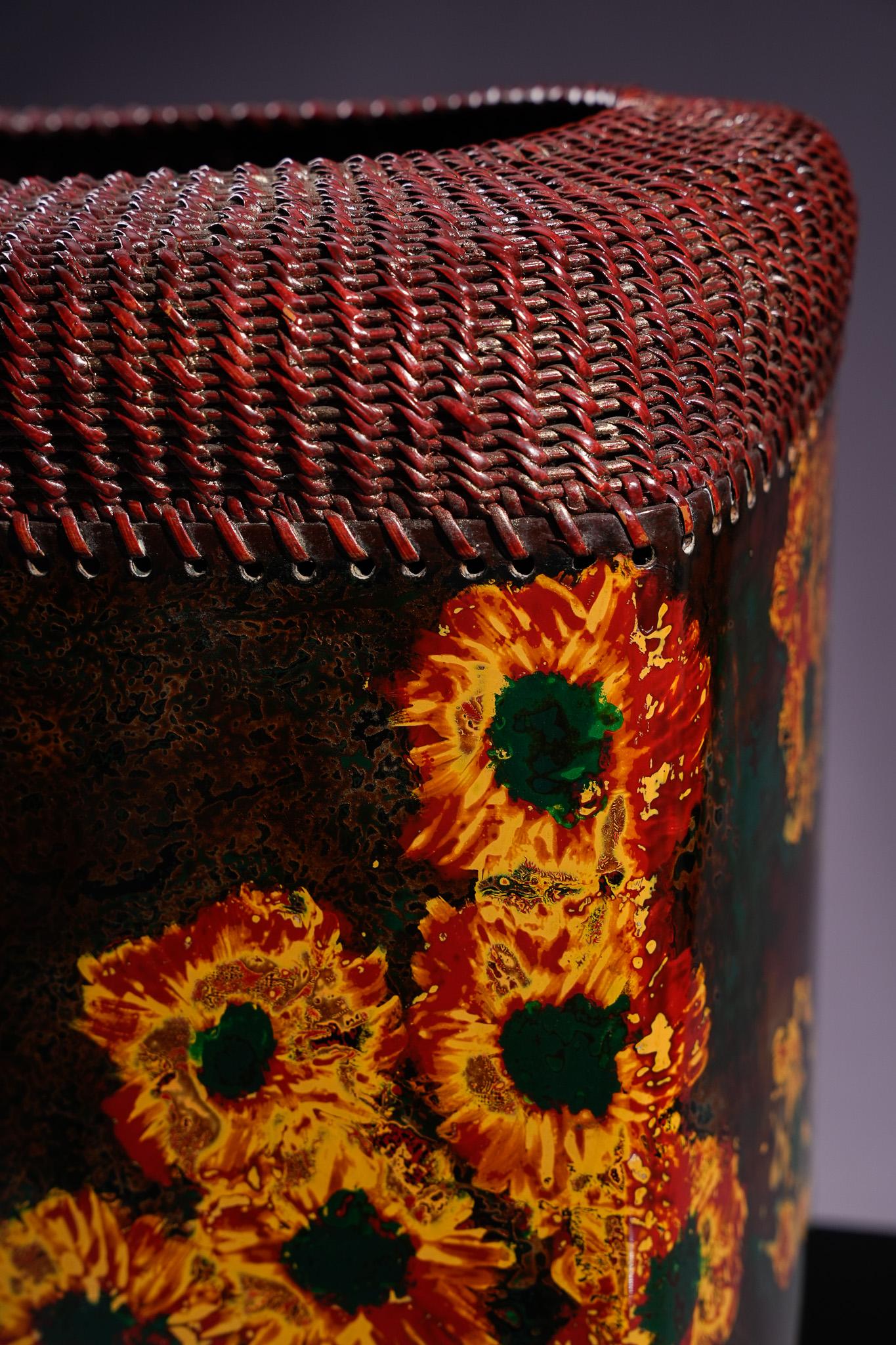 Floral Lacquer Vessel of Southern Summer For Sale 4