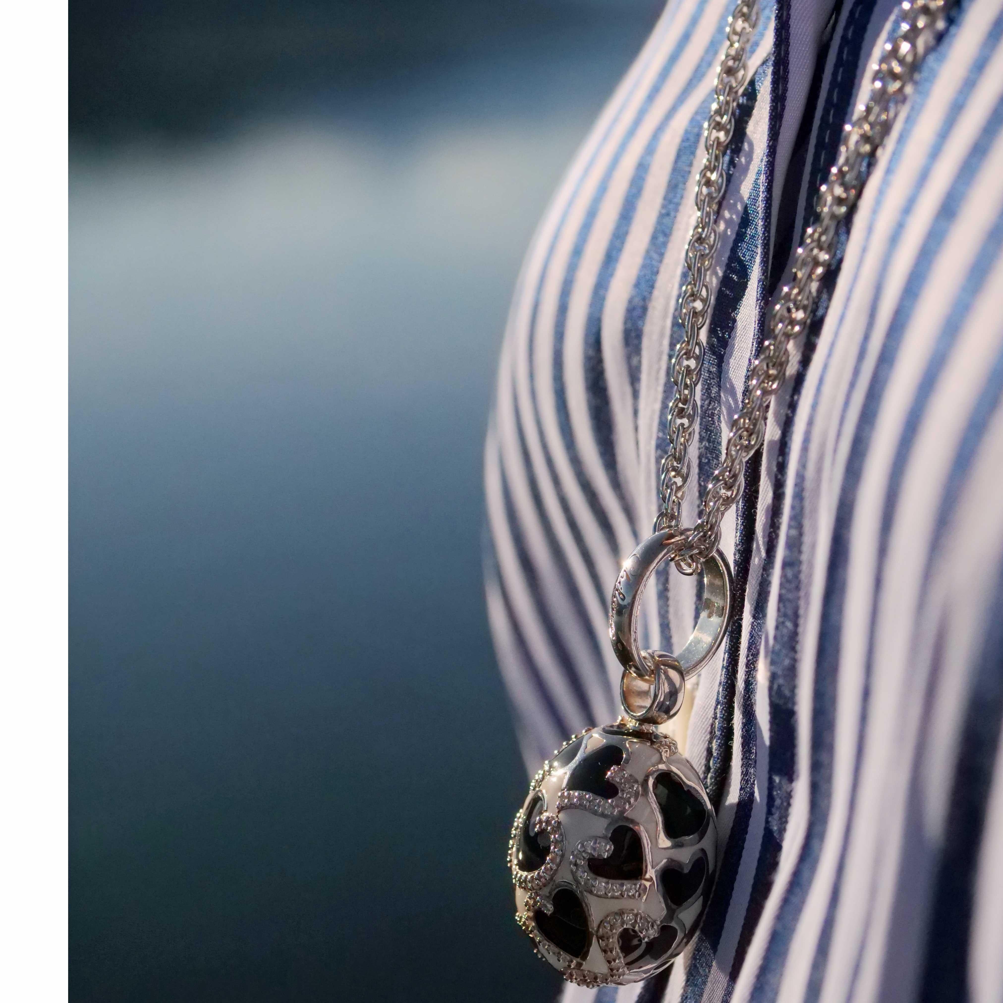 Chilango-Anhänger Faberge-Stil Herz Schwarz und Weiß 925 Silber Emaille Circnia  im Angebot 14
