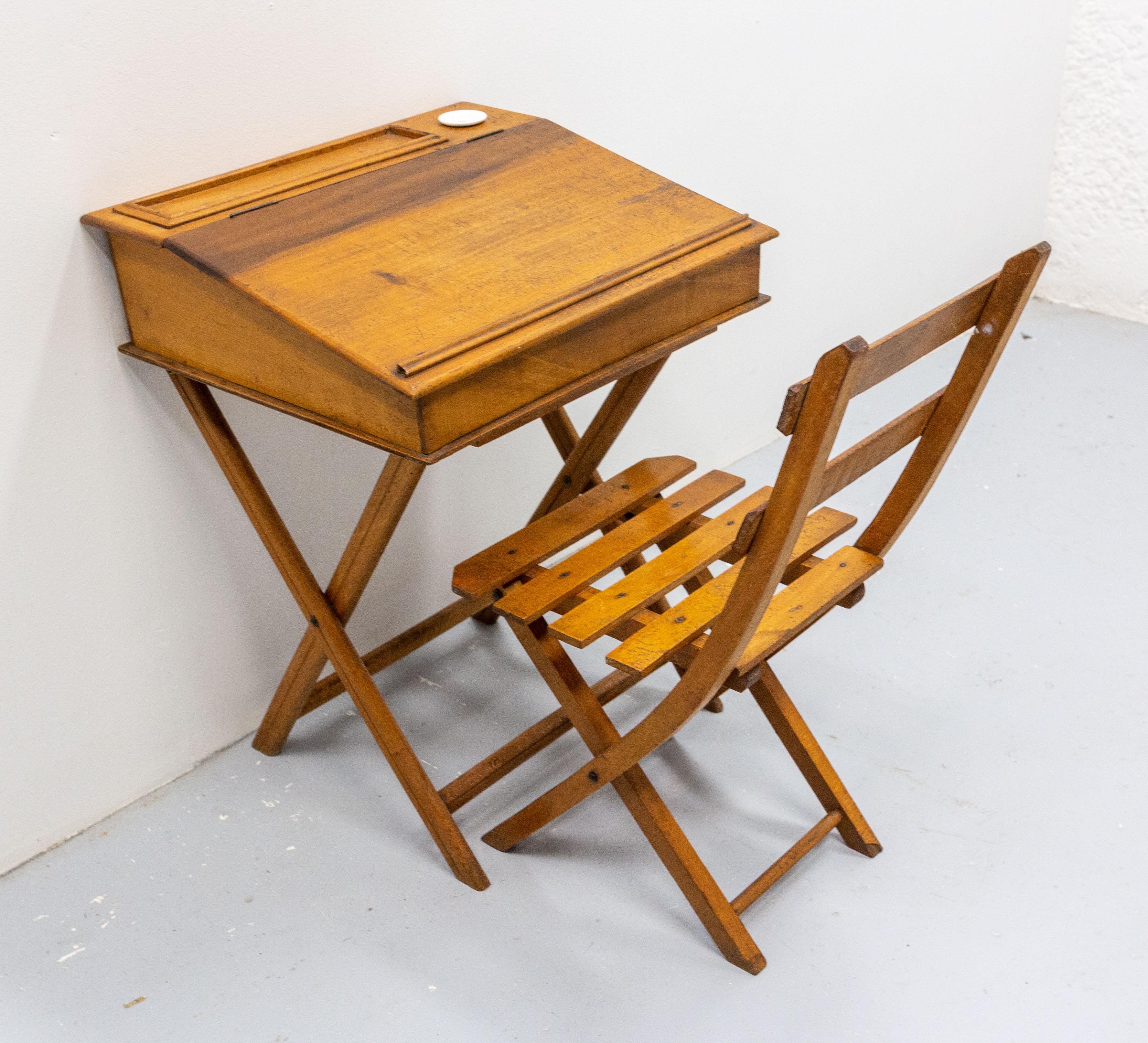 French slant top desk writing table and its chair, circa 1950.
Foldable beech pupitre for child and its ceramic inkwell 
Good vintage condition with nice patina.
dimension of the chair:
D: 16.14 in., L: 12.79 in. H: 25.59 in. (41/32.5/65