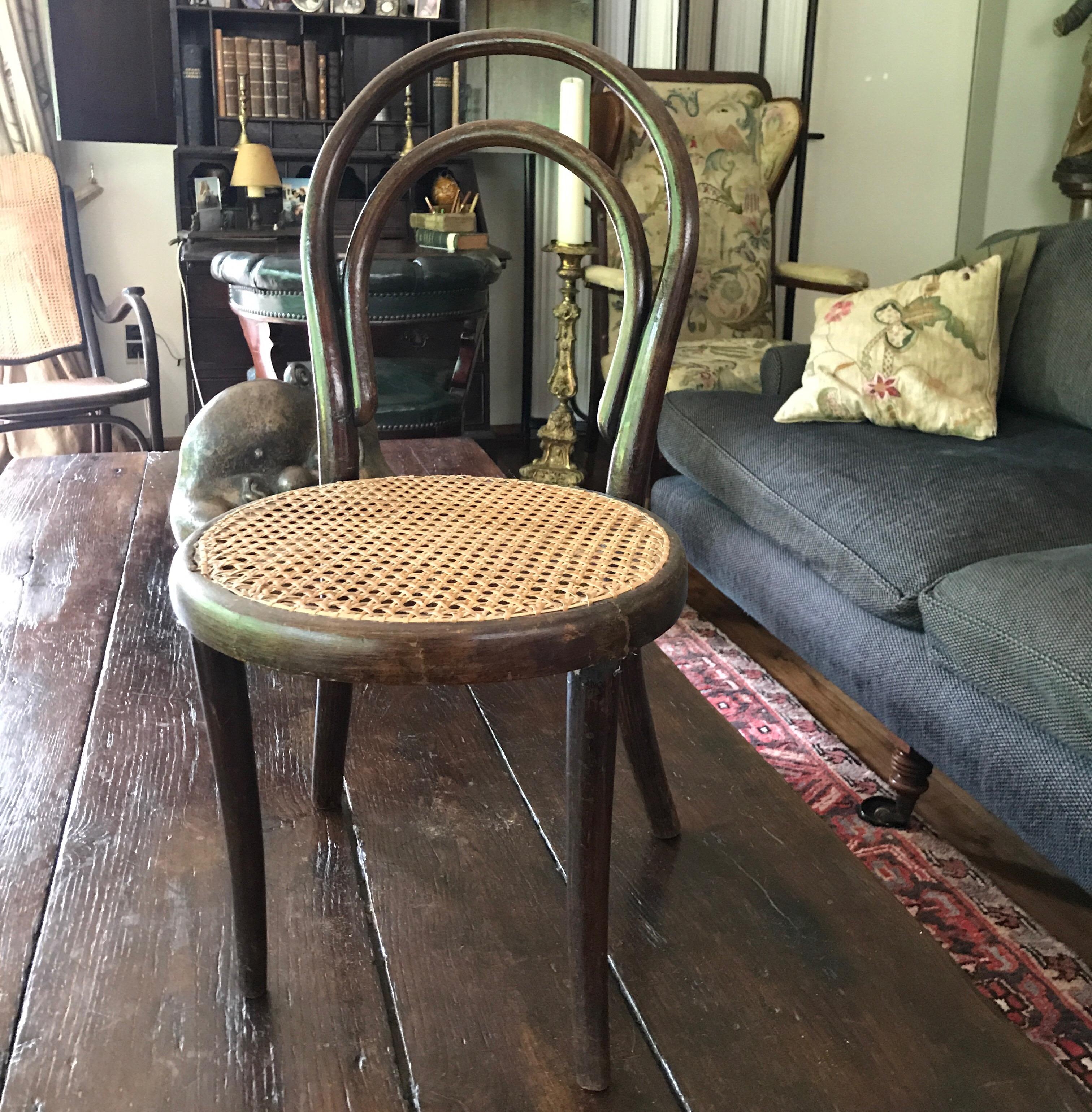 Early production of the Thonet child chair, 1890
Very good condition and perfect caning.