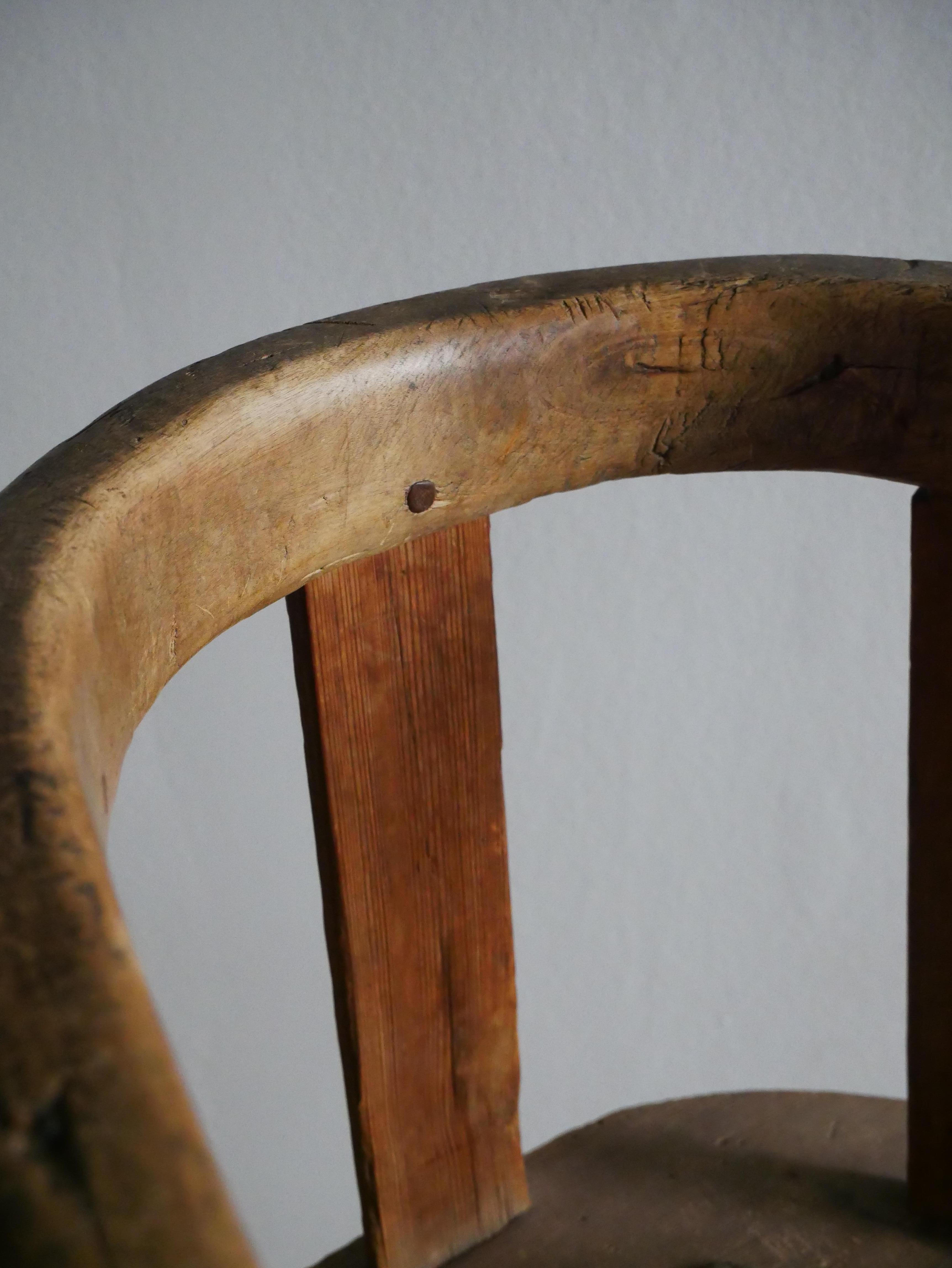 Intagliato a mano Sedia Child & Child del 1850 circa, legno di pino in vendita