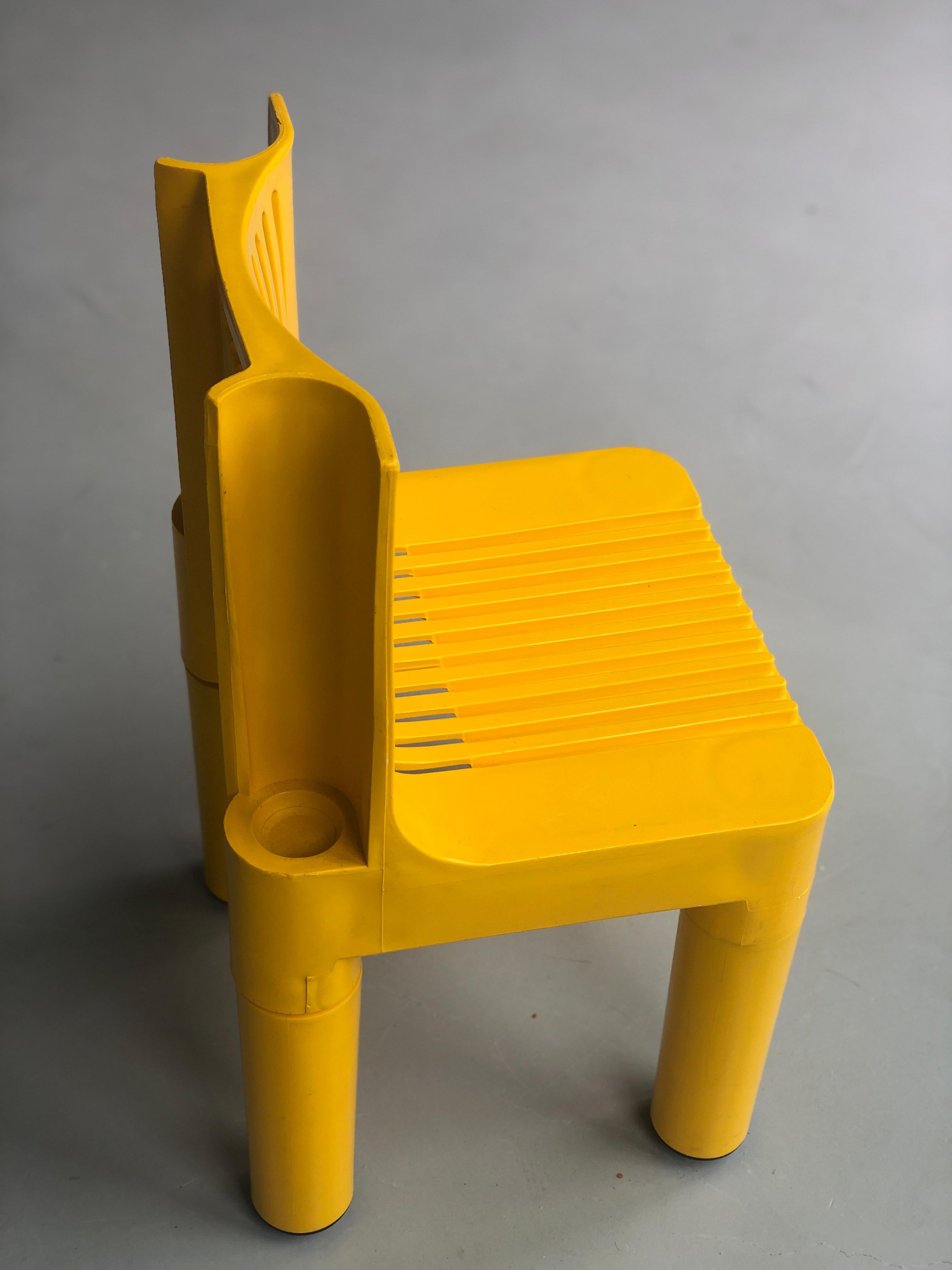 
Kinderstuhl aus Polyethylen K 1340 Kartell - Marco Zanuso & Richard Sapper 1964
Der stapelbare Kinderstuhl K 1340 war der erste Stuhl, der vollständig aus Spritzgusskunststoff hergestellt wurde.
Später wurde dieses Stuhlmodell 4999/5 Kartell