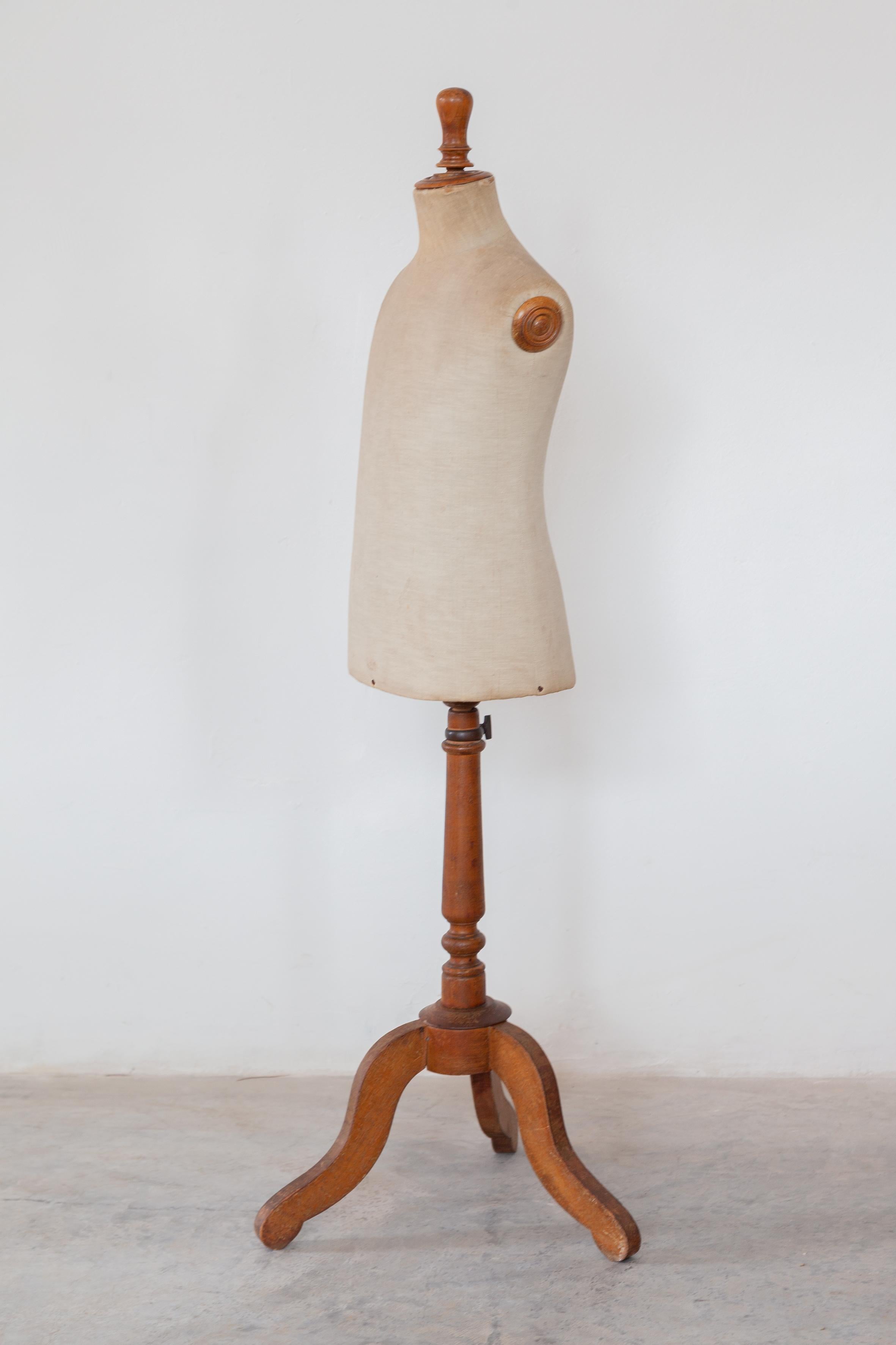 Maniquí original de figura de niño sobre un soporte de madera totalmente ajustable en muy buen estado original, Francia, siglo XIX. Precioso modelo de maniquí infantil utilizado por sastres y en una mercantil donde se confeccionaban trajes