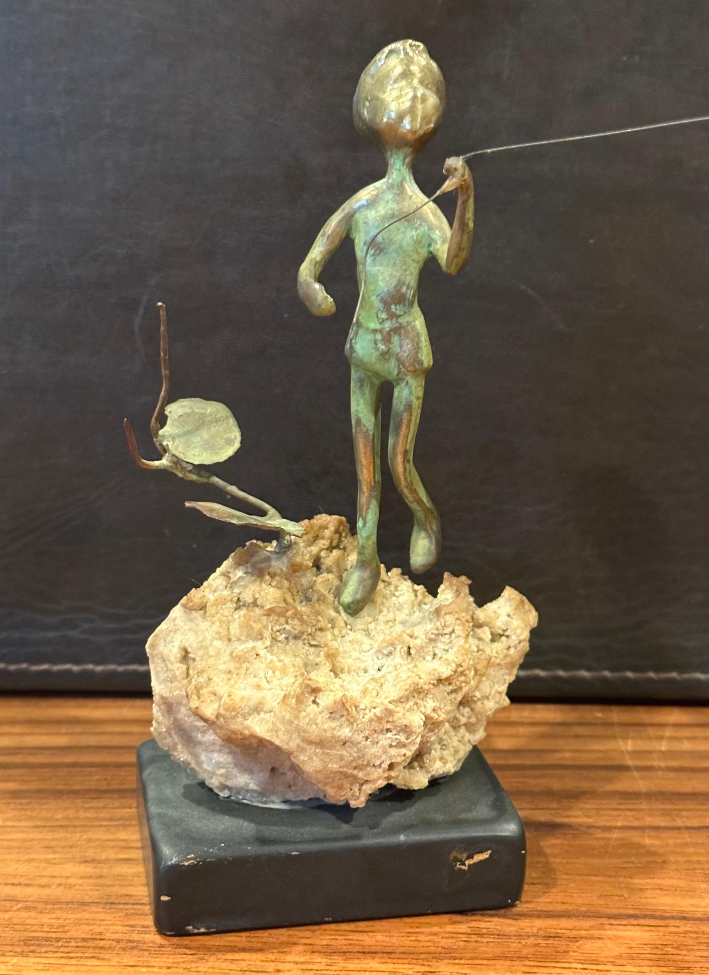 Niño volando una cometa Escultura de bronce sobre roca volcánica de Malcolm Moran en venta 5