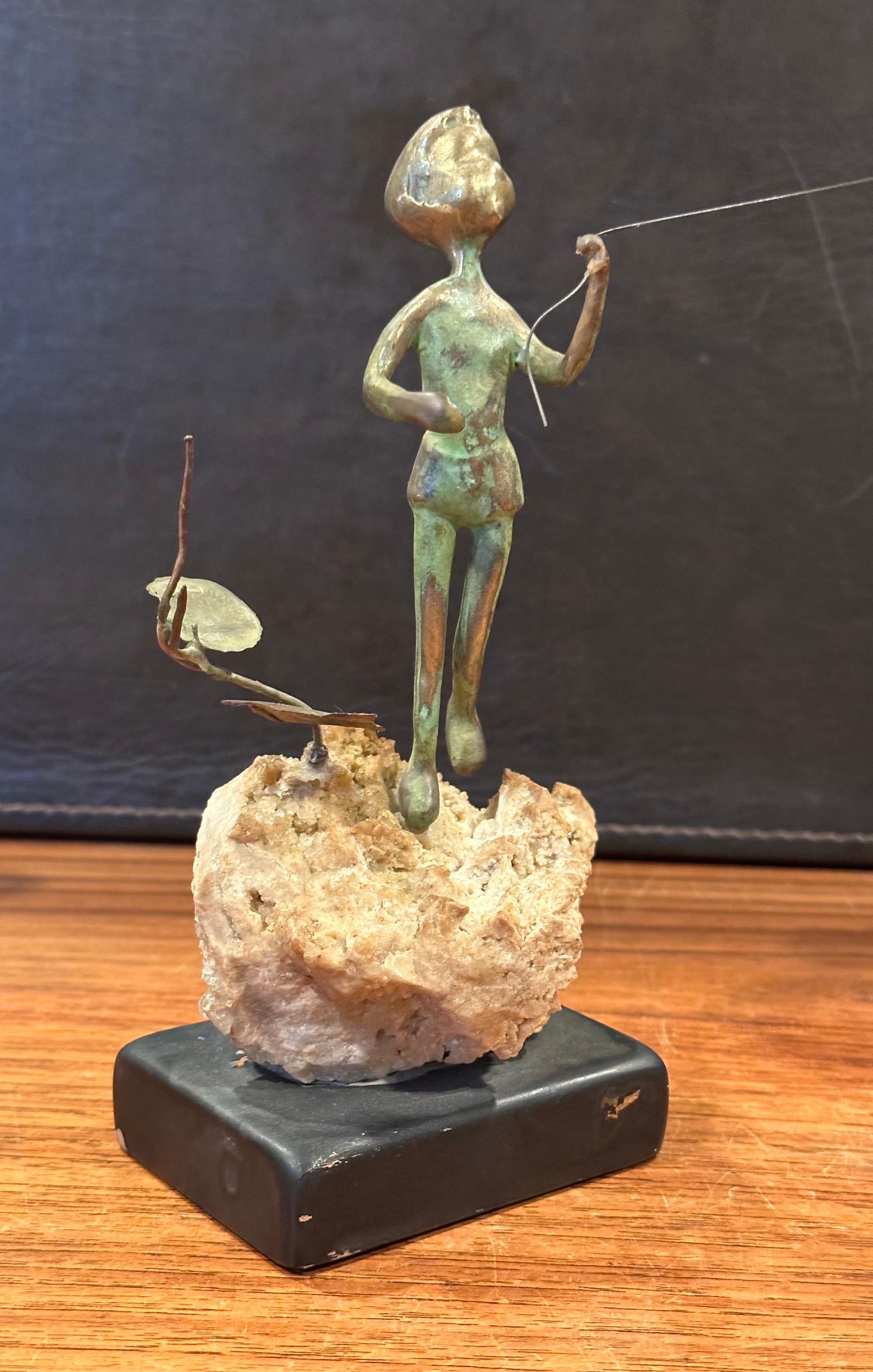 Niño volando una cometa Escultura de bronce sobre roca volcánica de Malcolm Moran en venta 1