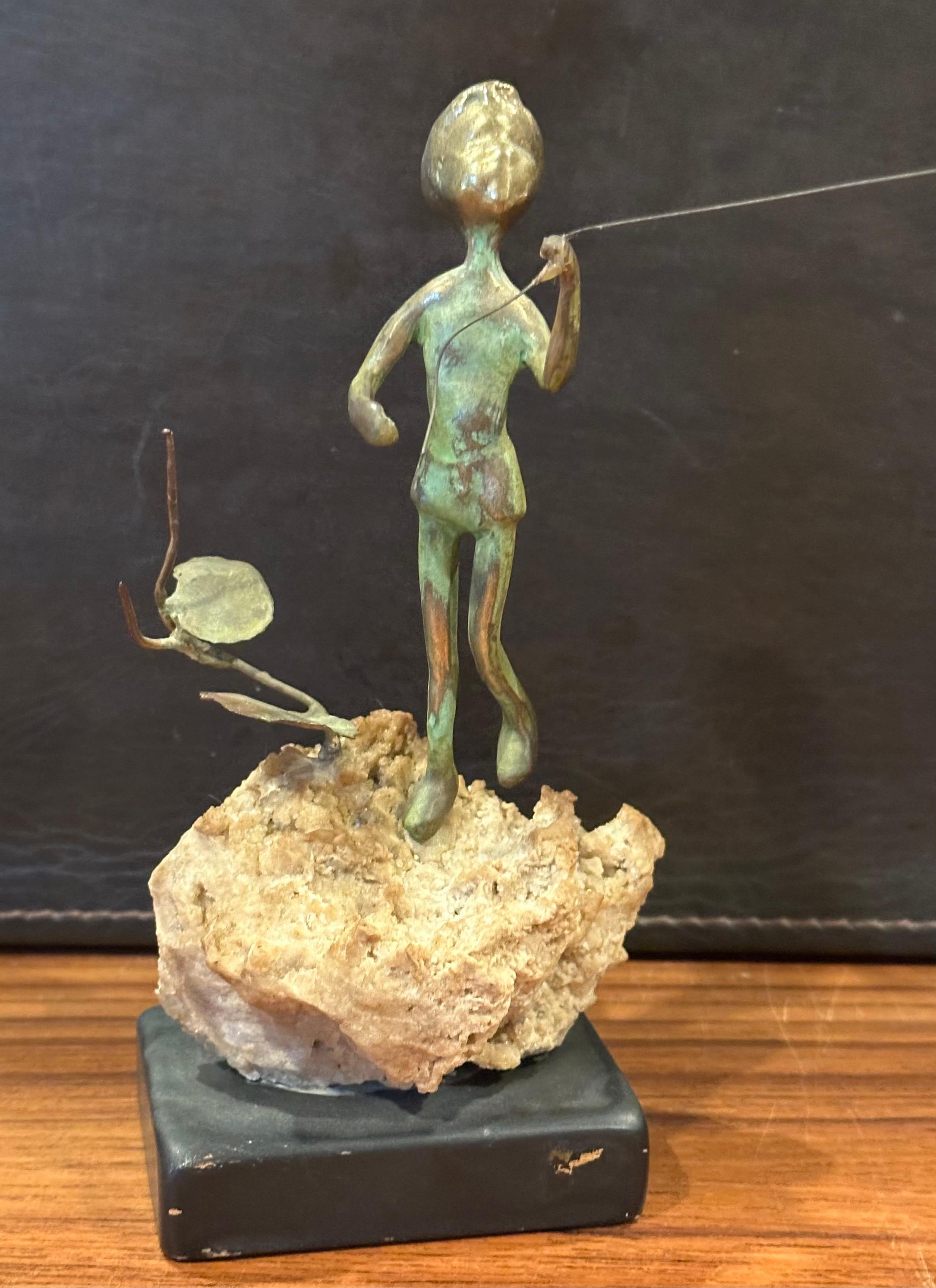 Niño volando una cometa Escultura de bronce sobre roca volcánica de Malcolm Moran en venta 2