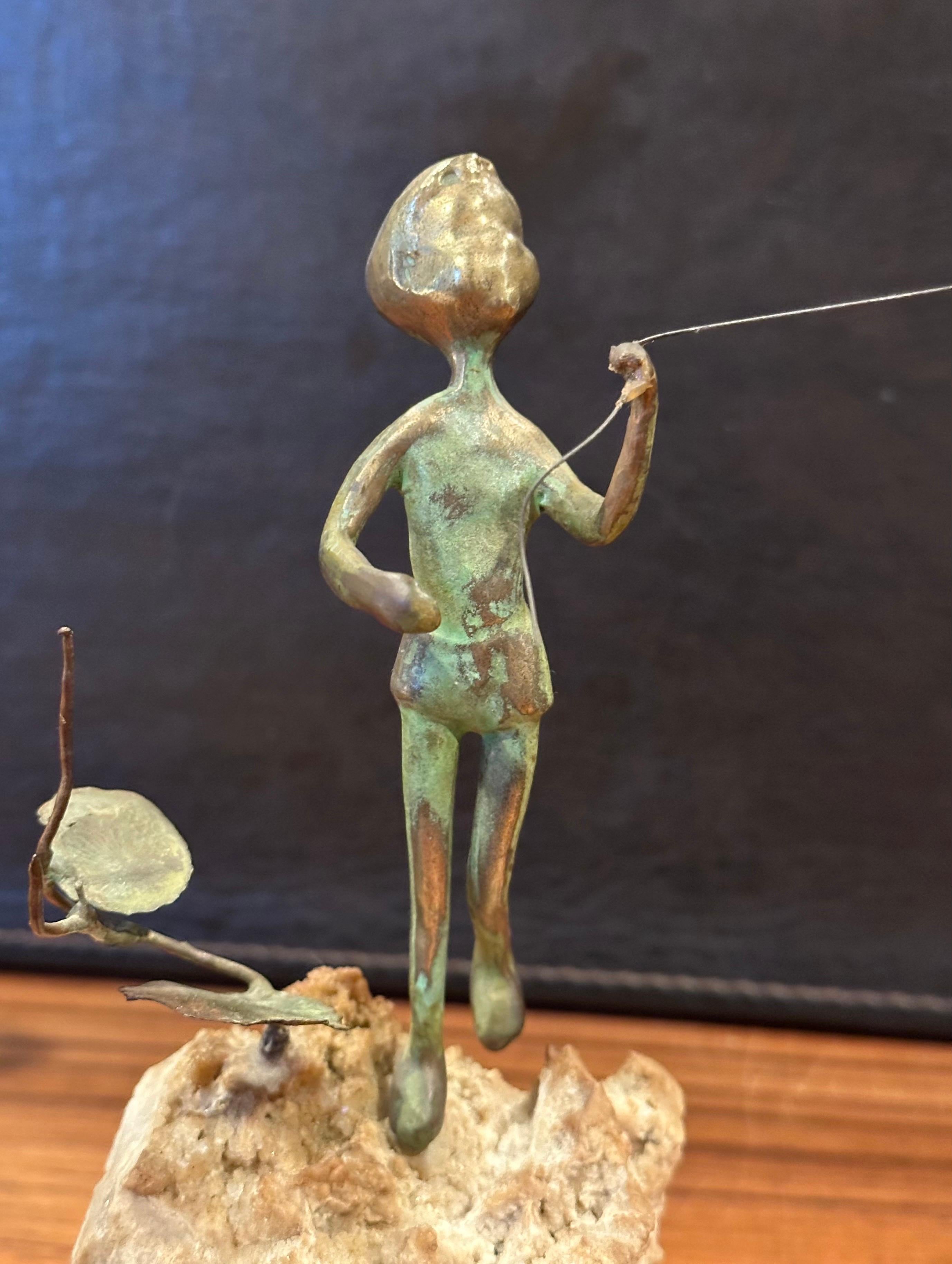Niño volando una cometa Escultura de bronce sobre roca volcánica de Malcolm Moran en venta 3