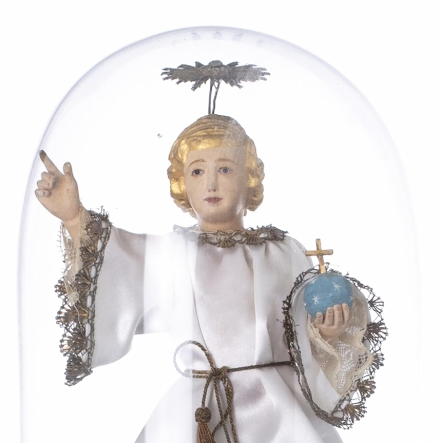 CHILD JESUS SAVIOR OF THE WORLD 18th Century

portuguese sculpture
in polychrome and gilded wood with fabric cover. Mounted on a spherical base and golden plinth. Shine in silver, unmarked,
With dome in glass seat on wooden base.
. Dec. Height: