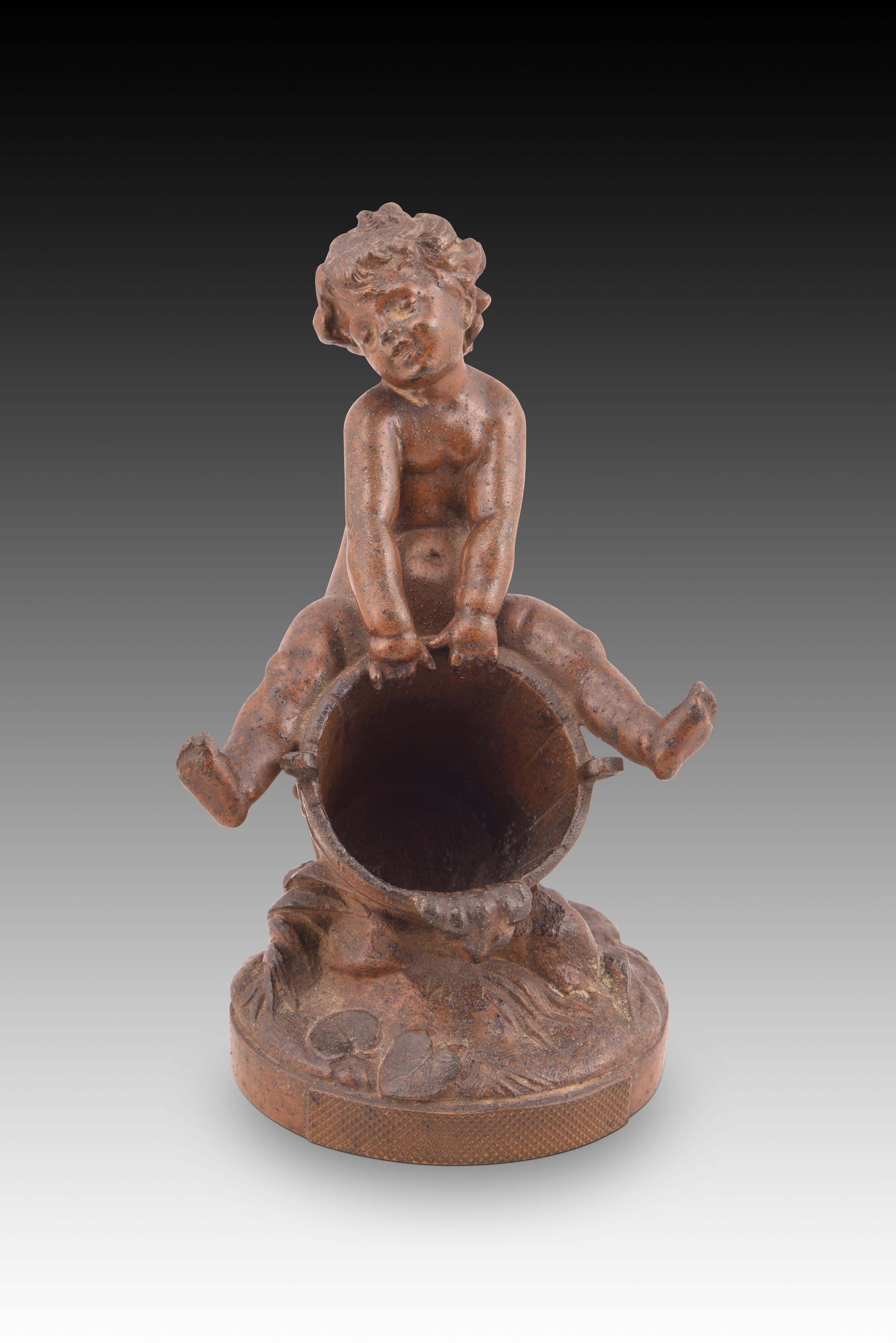 Child on cube. Calamine. Around 1900. 
Figure with a circular base that shows a child sitting astride a cube. Stylistically, the piece presents common characteristics in small French school sculptures from the second half of the 19th century.
