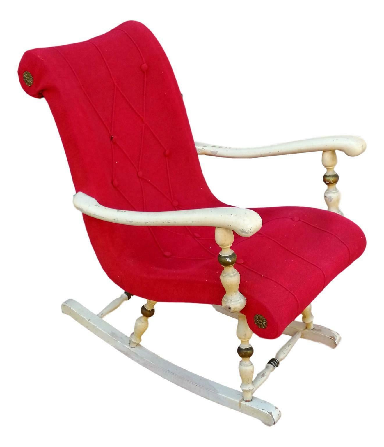 Petit fauteuil à bascule pour enfants en bois d'origine des années 1950

Il mesure 70 cm de hauteur à partir du sol et environ 60 cm de largeur d'un accoudoir à l'autre

Bon état vintage, comme indiqué sur les photos, tissu Integra, quelques