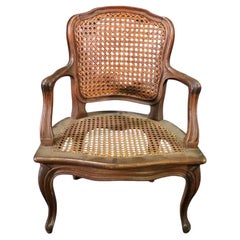 Sillón de brazos de caña estilo Luis XV tejido a mano en la época de los años 20, de fabricación francesa y tamaño infantil