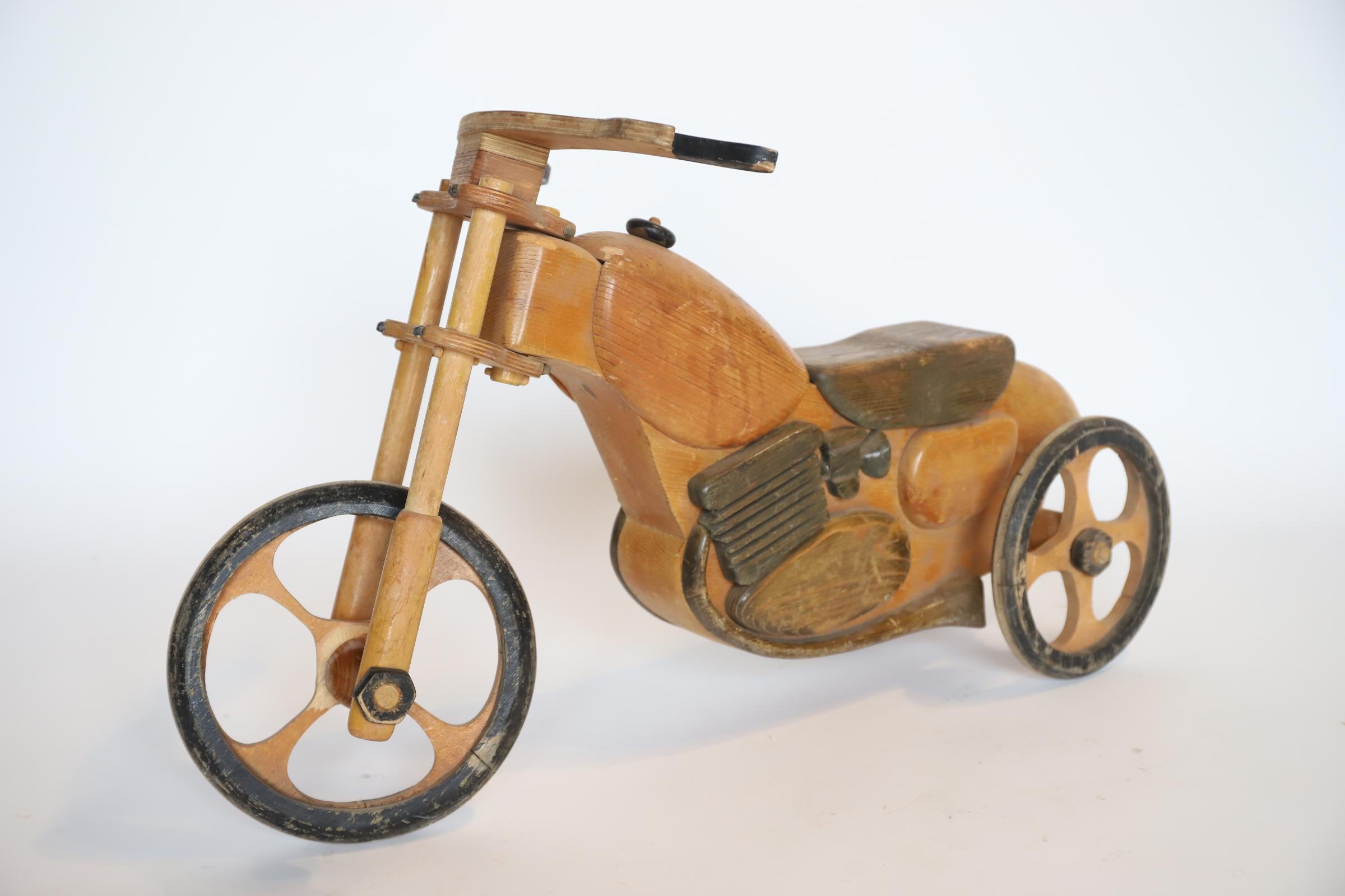 Moto en bois à taille d'enfant en vente 8