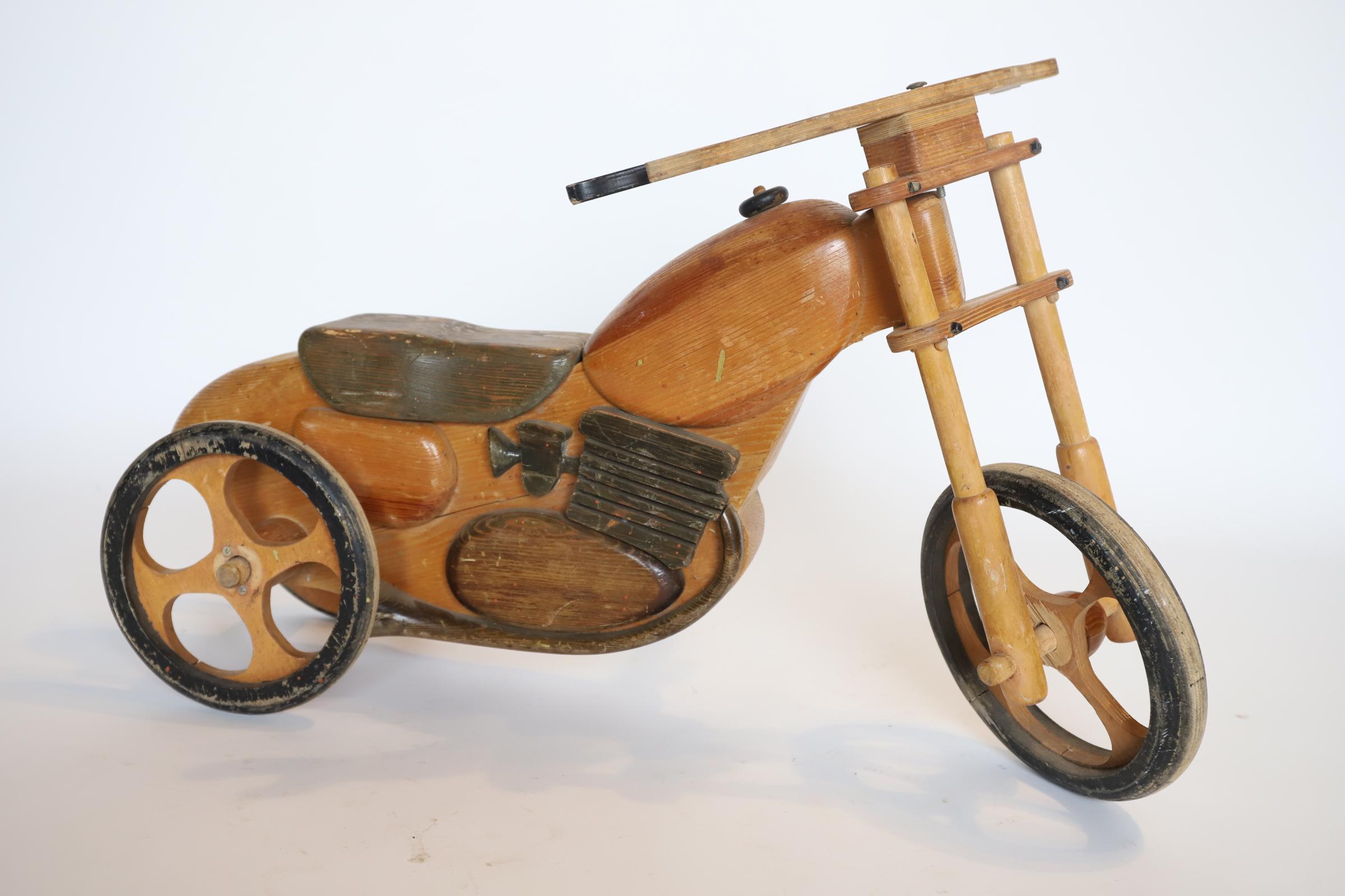Ce petit trésor a été roulé à fond et mis à l'abri !  Moto d'enfant en bois sculpté - vers les années 1970.  Les détails peints sont parfaitement patinés.  La fonctionnalité de l'attraction, elle, ne l'est pas vraiment - la pièce est mieux servie en