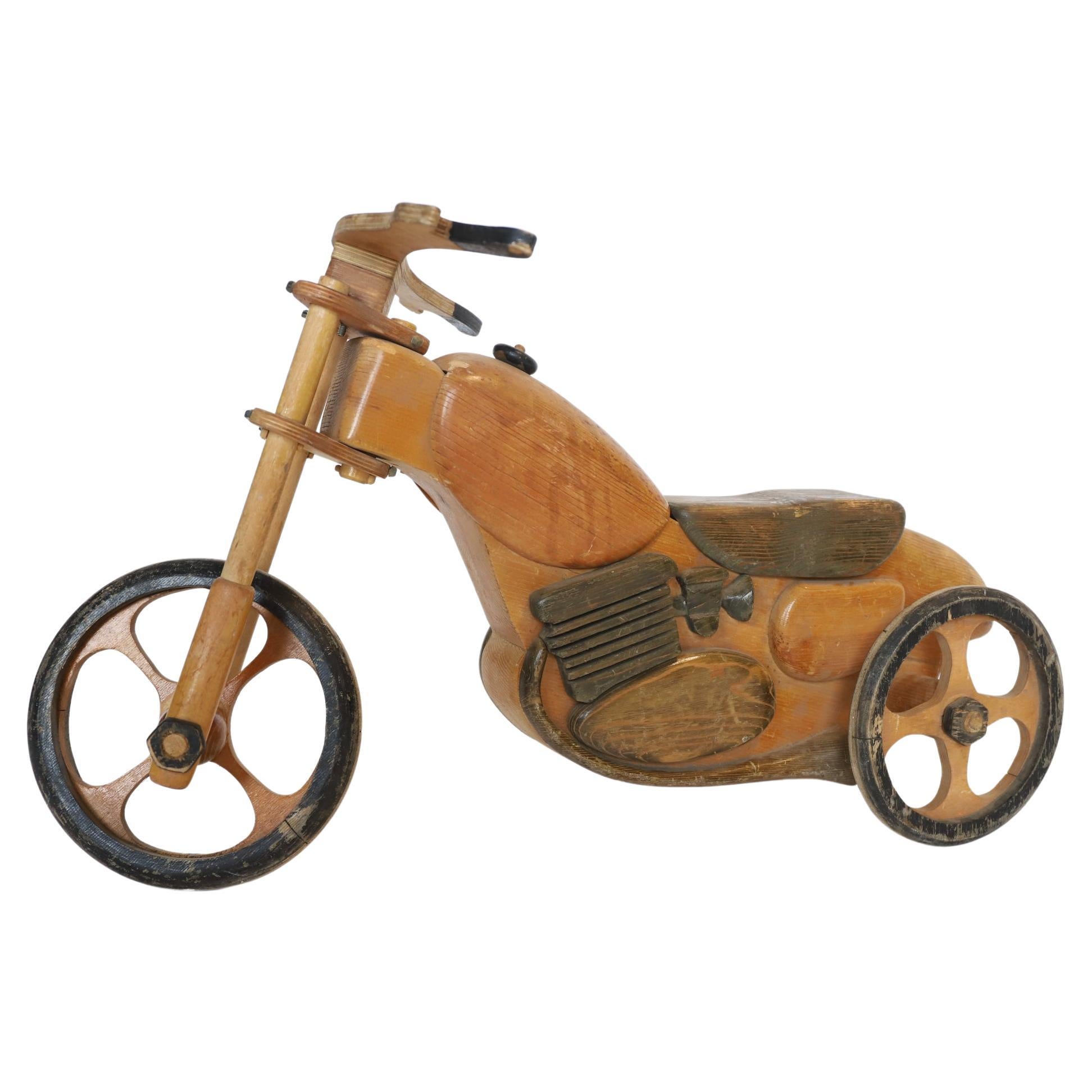 Moto en bois à taille d'enfant en vente