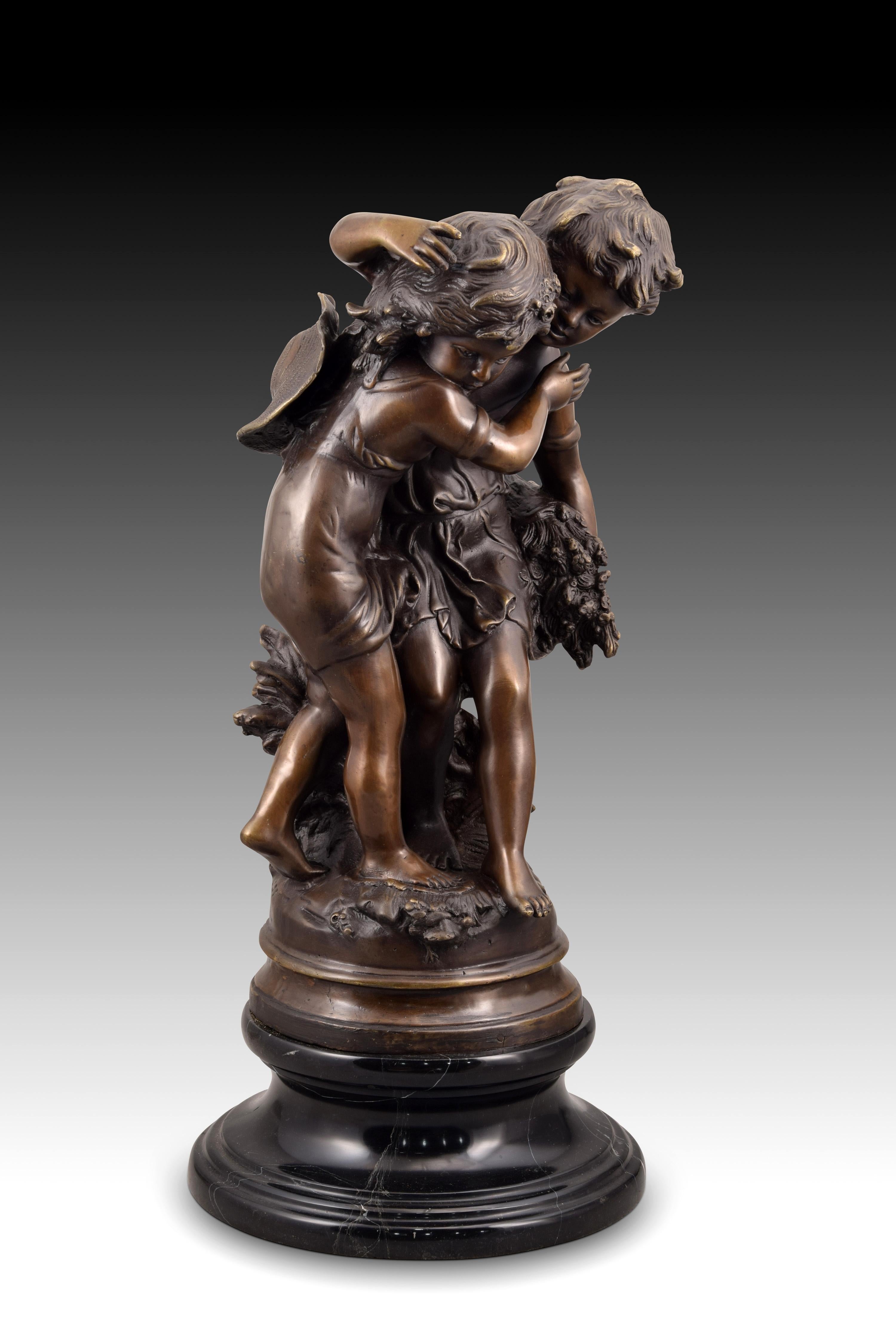Lost wax bronze. Model of Auguste Moureau. marble base 
Patinated bronze with two children together, the boy holding some flowers. The piece that makes up this lot follows the models of Auguste Moureau (1834- 1917), a famous French sculptor who was