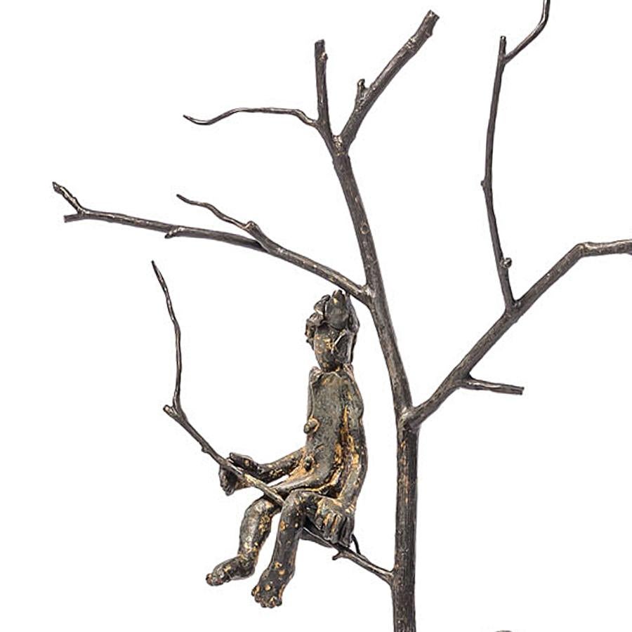 Escultura Bronce Niños con estructura en bronce macizo 
con base de roble macizo en acabado natural. 
El bronce se funde mediante el método de la cera perdida.
Dimensión de la base: L18xD18xH3,5cm.
