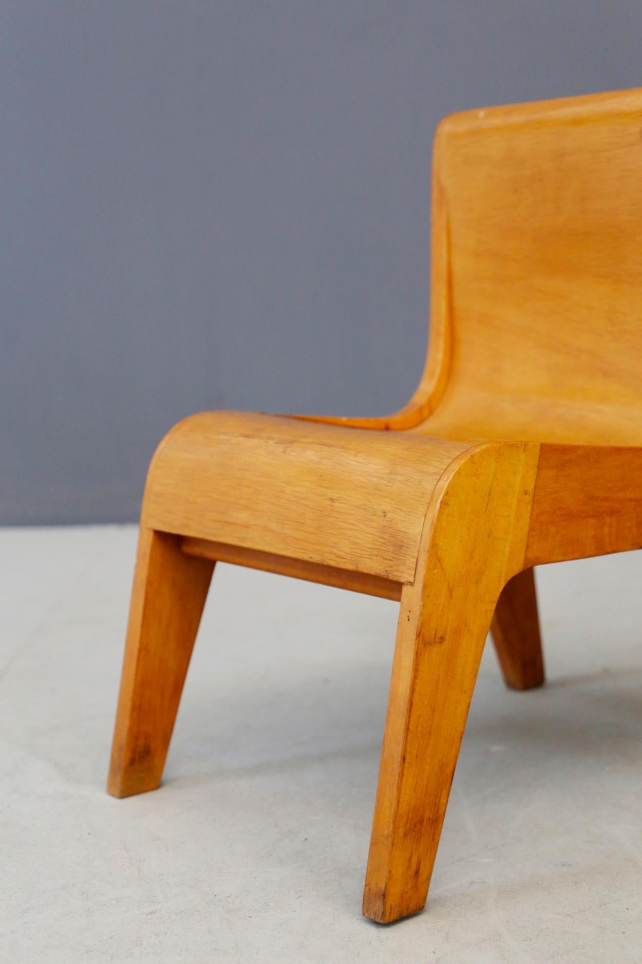 Small children's chair made as a prototype by the Italian master cabinetmaker Pierluigi Ghianda. The small chair is made entirely of wood and shows great mastery in its design. Taken directly from Bottega Ghianda.
The small chair is ideal for