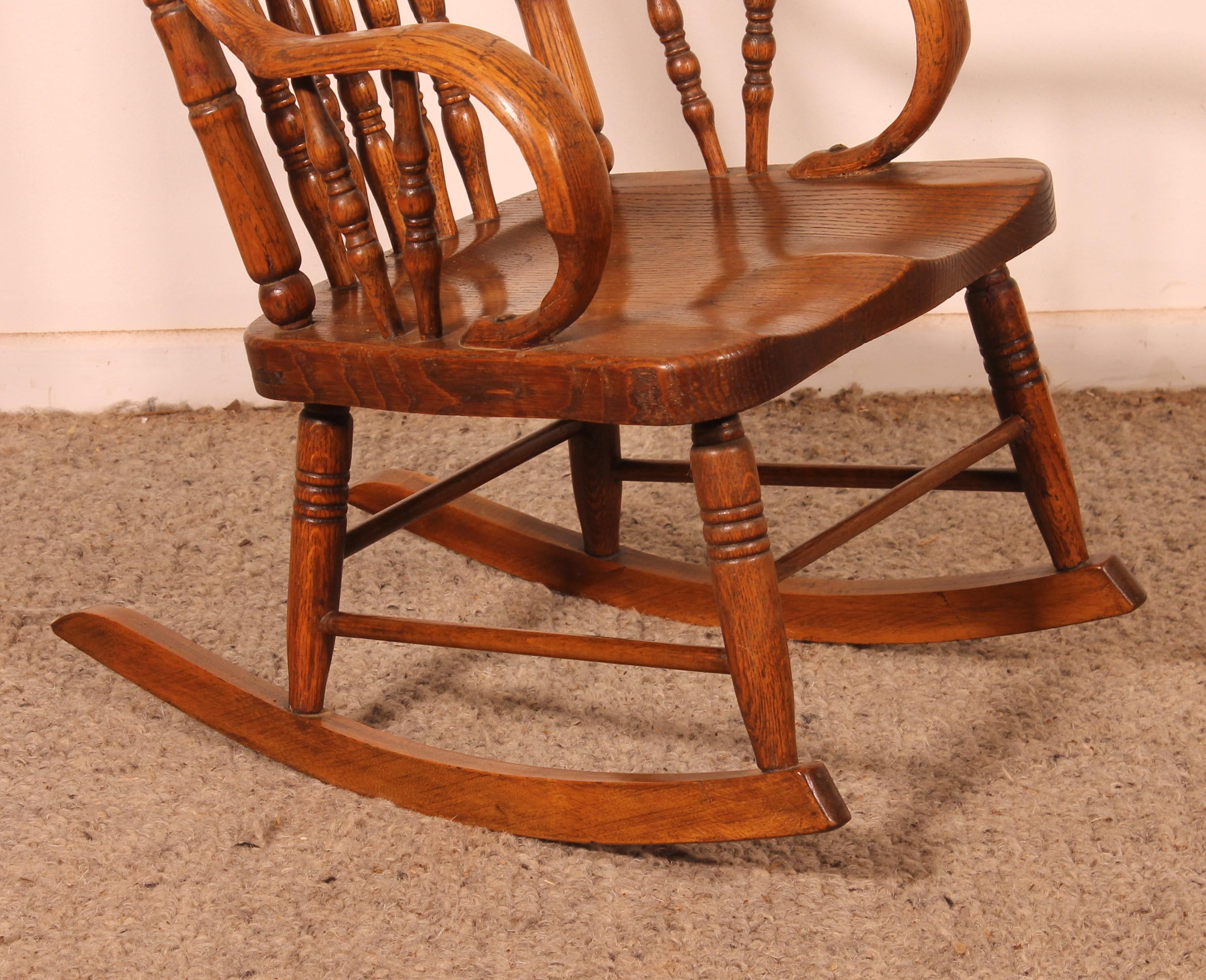 lovely 19th century light oak rocking chair for children from United Kingdom
The armrests are curved
Beautiful turning
Rare and very decorative chair

The chair rests on two curved pads allowing the chair to tilt.
In superb condition and beautiful