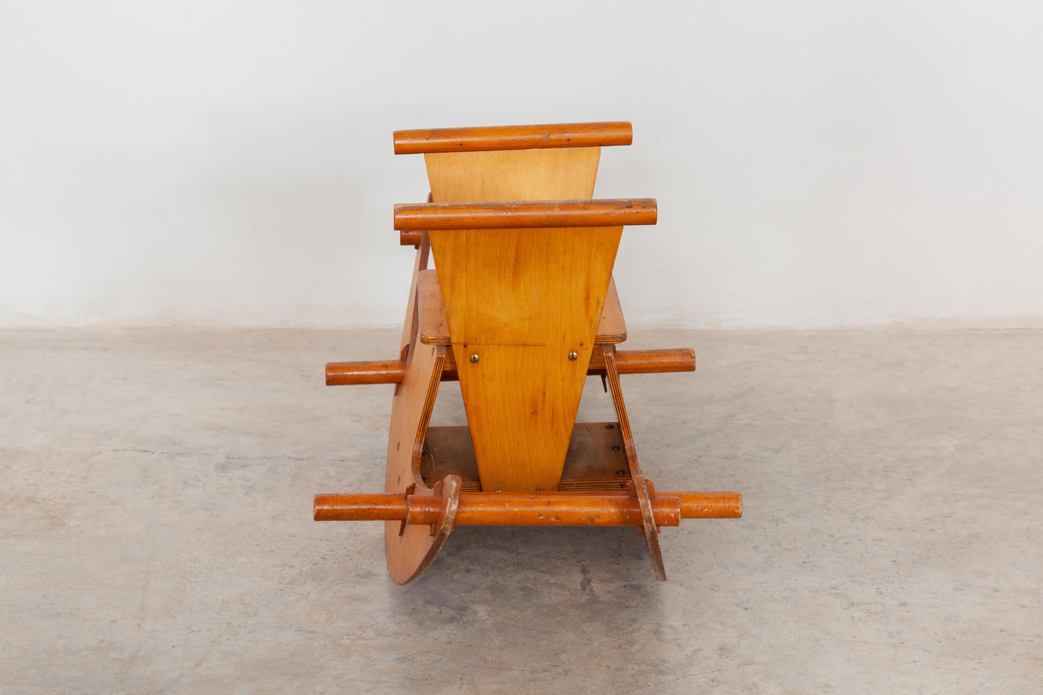 Sehr schöner Kinder-Schaukelstuhl aus Buchensperrholz minimalistische Handwerkskunst das Design des Schaukelstuhls ist im Wesentlichen eine Anspielung auf die Form einer schwingenden Banane!