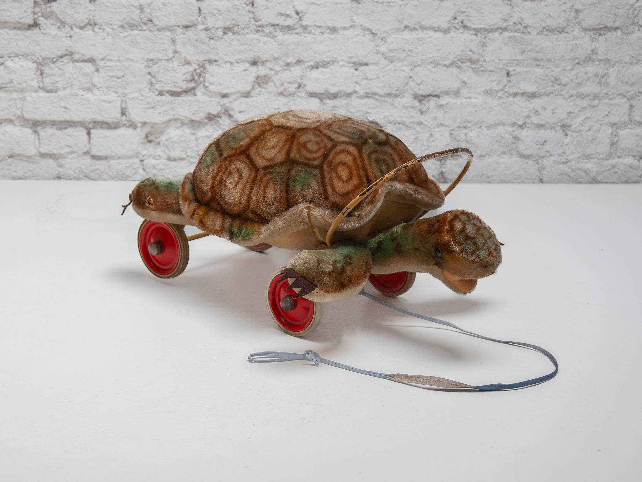 Mid-Century Modern Grand jouet de tortue en peluche Steiff avec yeux en verre boutonnés des années 1960 et roues en vente
