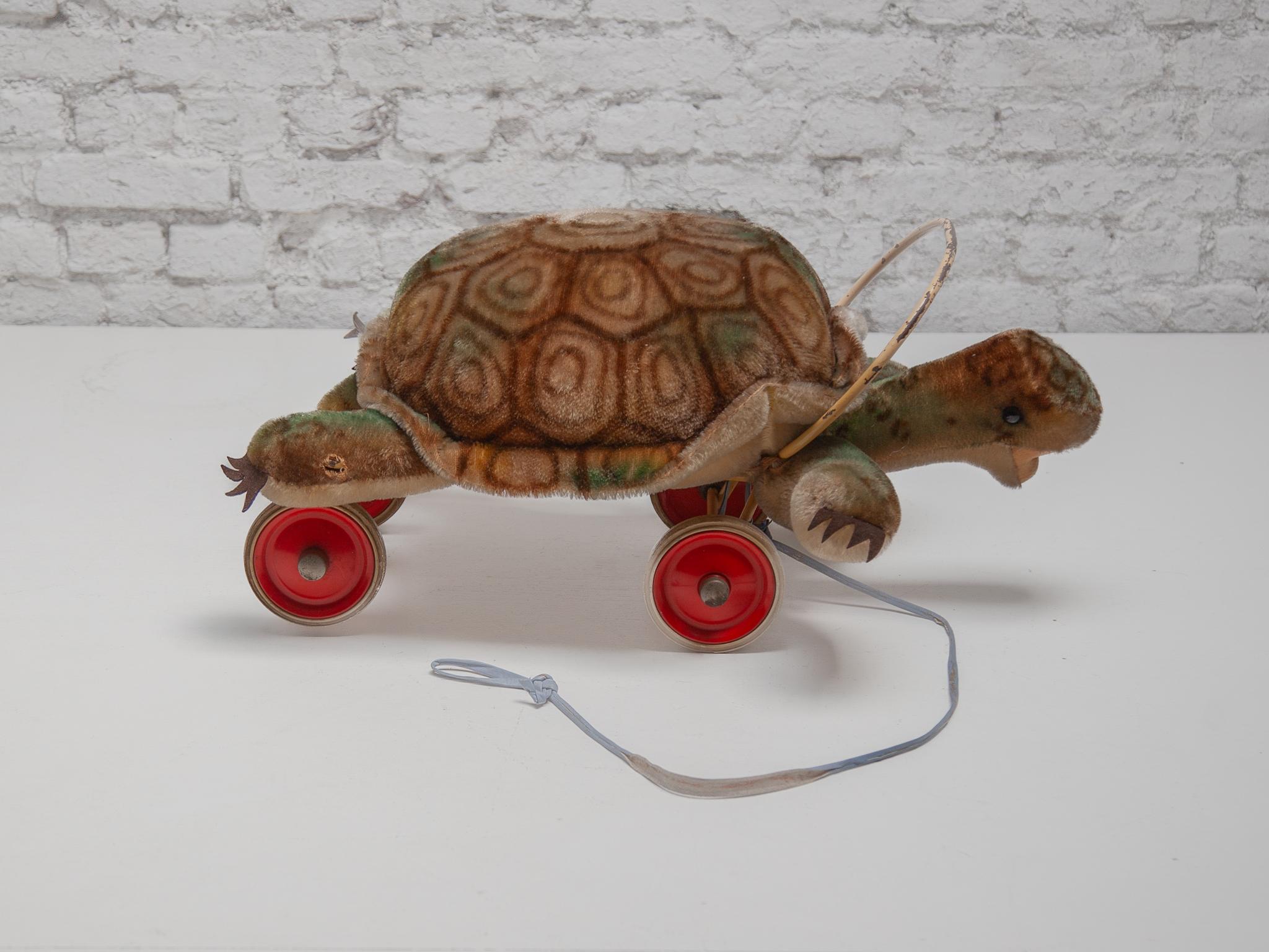 Allemand Grand jouet de tortue en peluche Steiff avec yeux en verre boutonnés des années 1960 et roues en vente