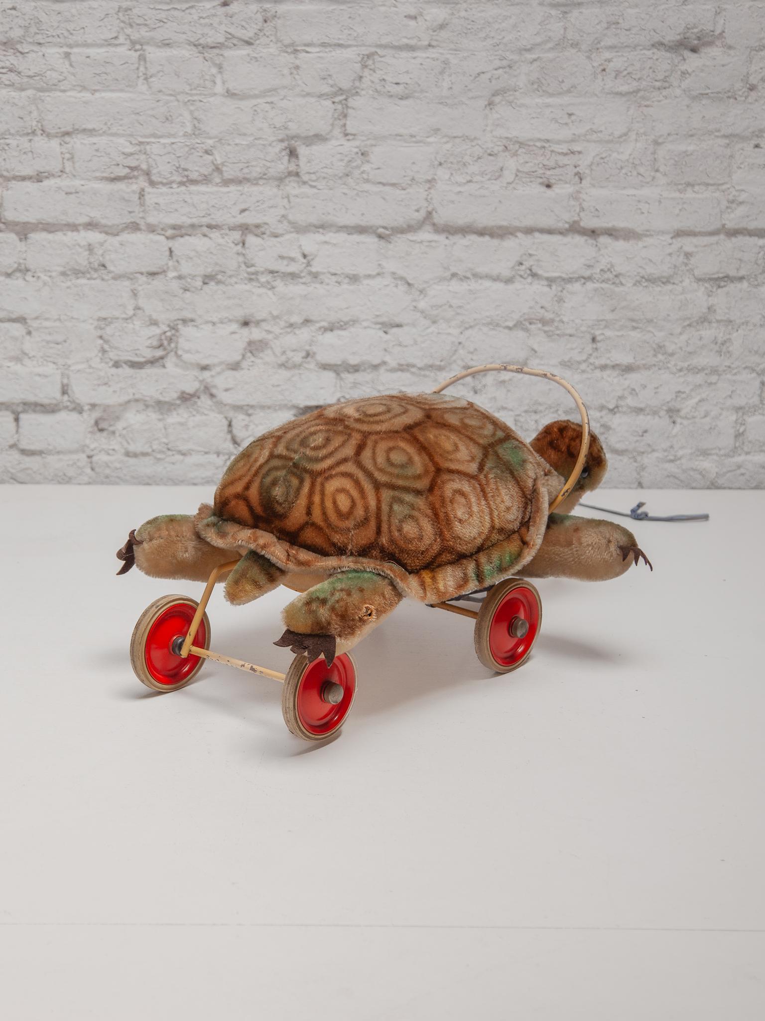 Fait main Grand jouet de tortue en peluche Steiff avec yeux en verre boutonnés des années 1960 et roues en vente