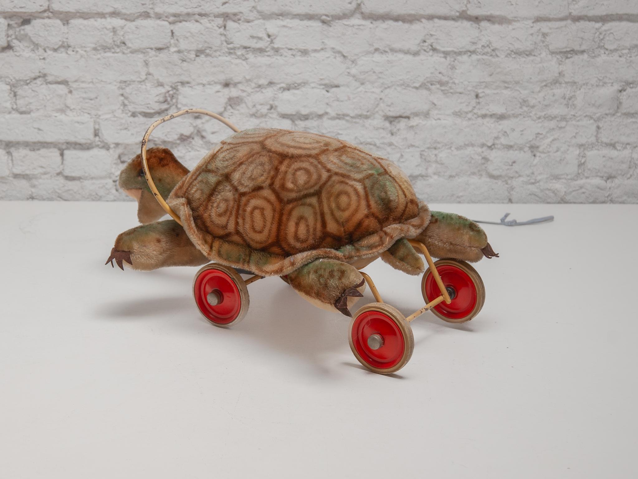 Grand jouet de tortue en peluche Steiff avec yeux en verre boutonnés des années 1960 et roues Bon état - En vente à Antwerp, BE