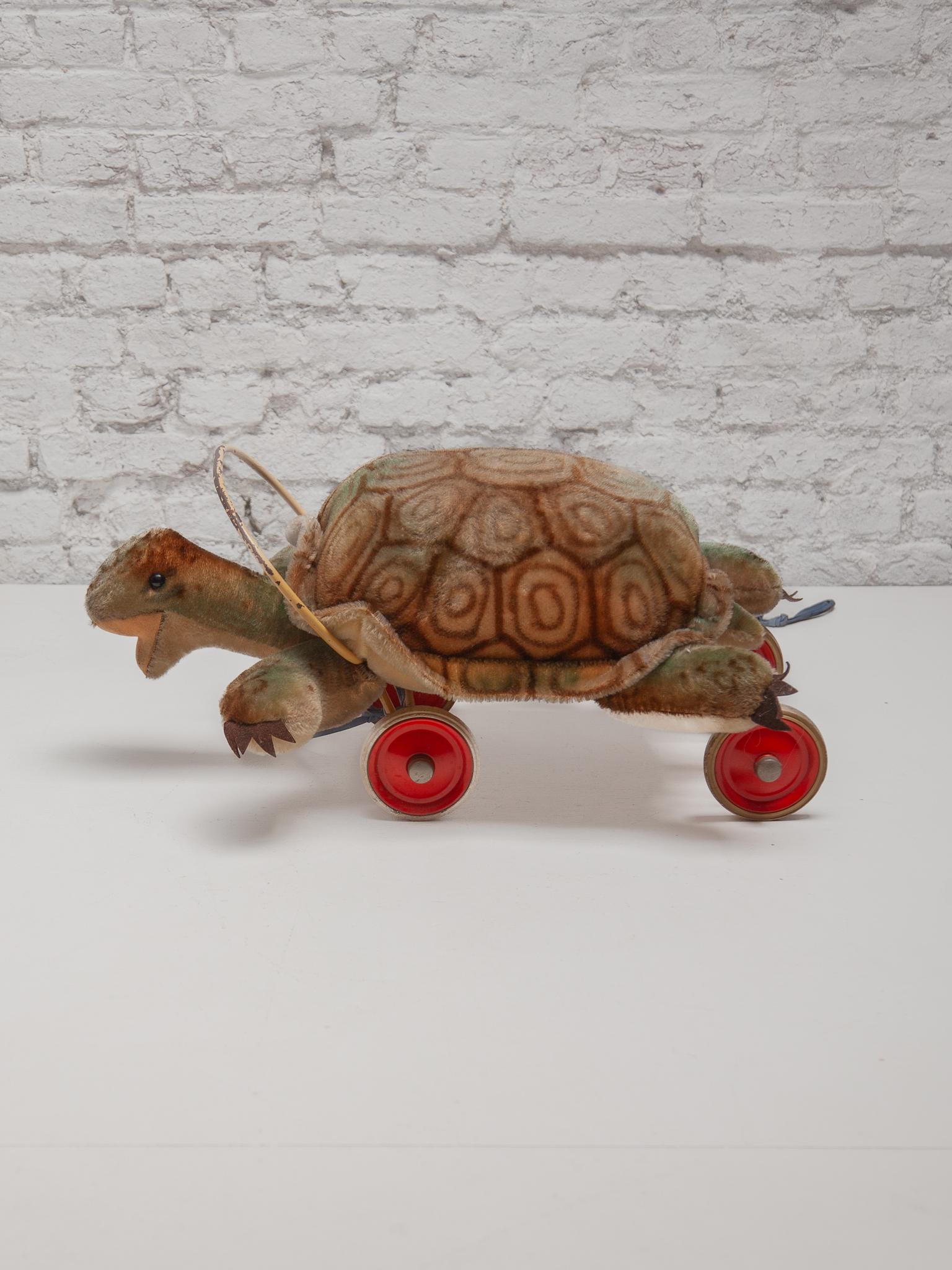 Milieu du XXe siècle Grand jouet de tortue en peluche Steiff avec yeux en verre boutonnés des années 1960 et roues en vente