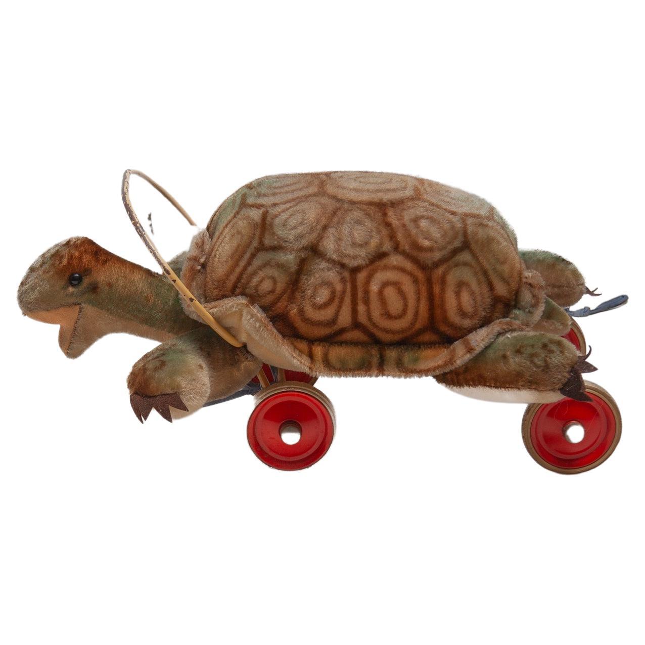 Kinder-Steiff Großes Plüsch-Schildkrötenspielzeug mit Glasknöpfen 1960er Jahre und Rädern im Angebot