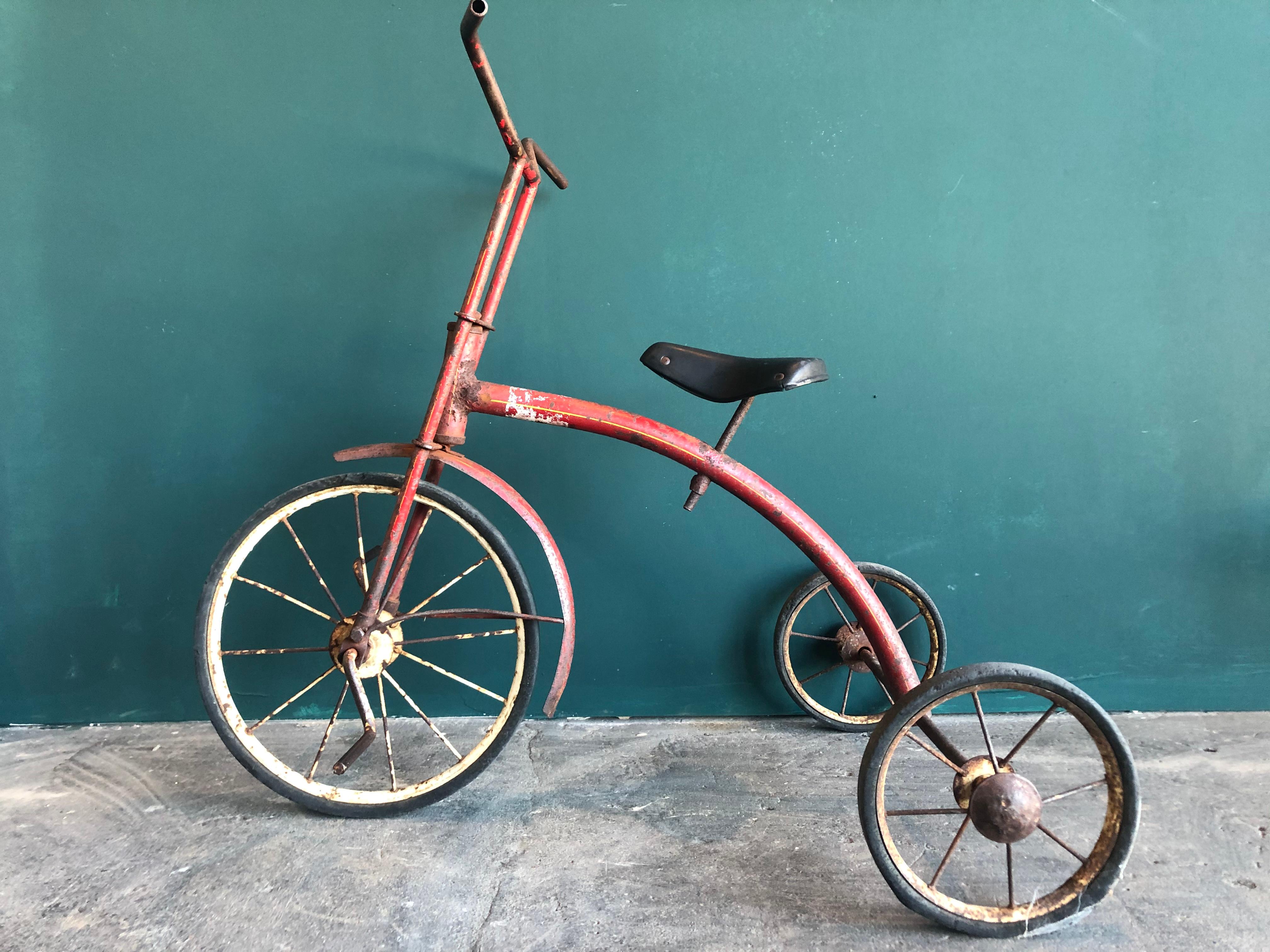 Dieses kleine Kinderfahrrad aus den 1930er Jahren hat sicher schon so manchem Kind ein Lächeln ins Gesicht gezaubert. Heute will er nicht mehr so recht mitgenommen werden, obwohl er noch fahrtüchtig ist. Das schöne patinierte Fahrrad ist eine tolle