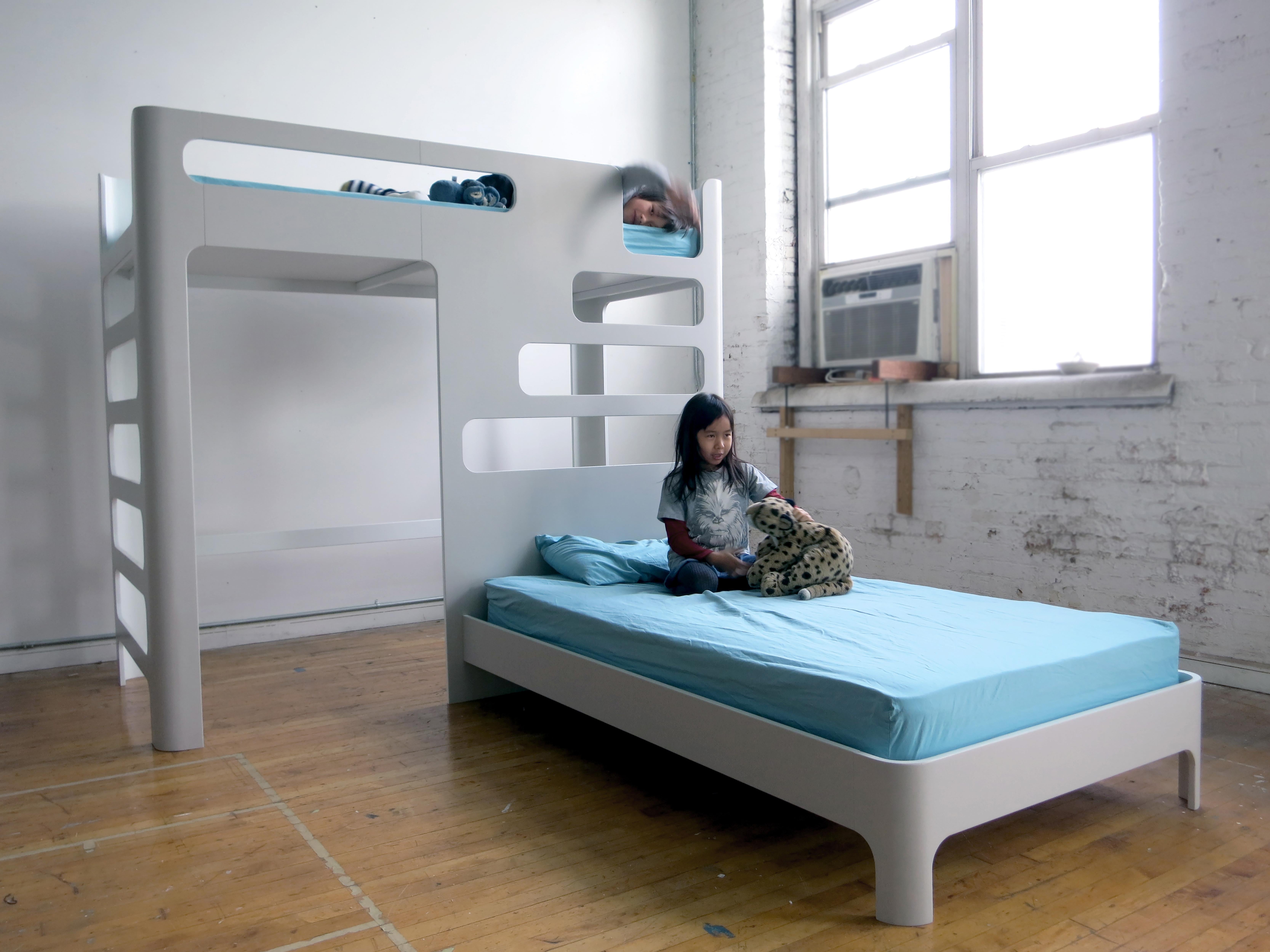 Kinderbett, Loft mit Spiel-/Study-Teppich unter Decke (Nordamerikanisch) im Angebot