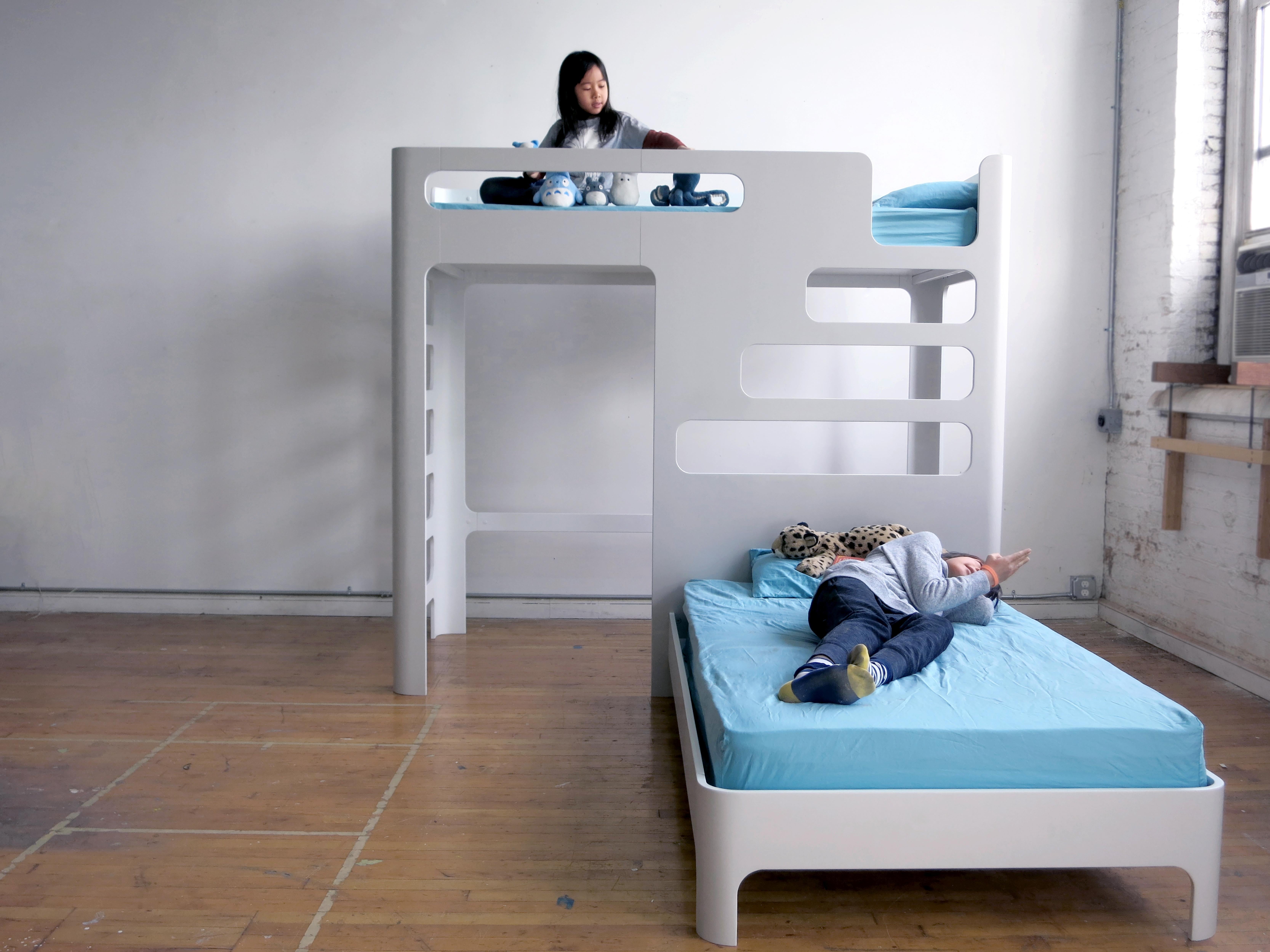 Kinderbett, Loft mit Spiel-/Study-Teppich unter Decke (Lackiert) im Angebot