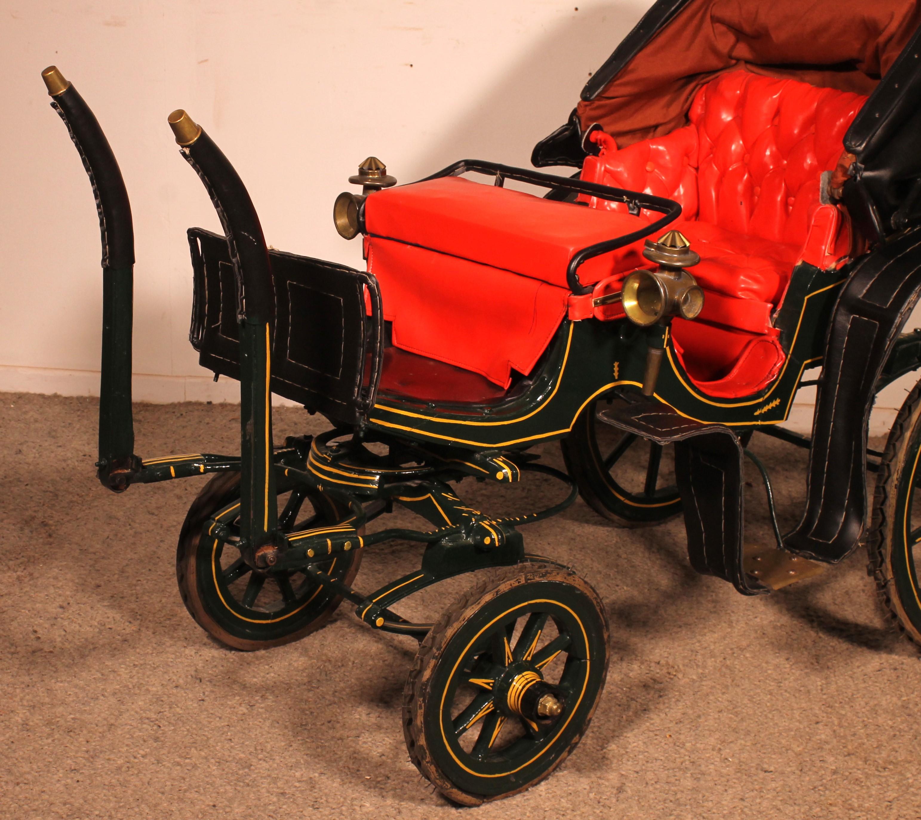 Very beautiful toy, probably originally intended to be harnessed to a goat, dating from the beginning of the 20th century.

Some of these carriages, reproducing the Victoria, were made in Egypt, for the children of the English colonists.

This small