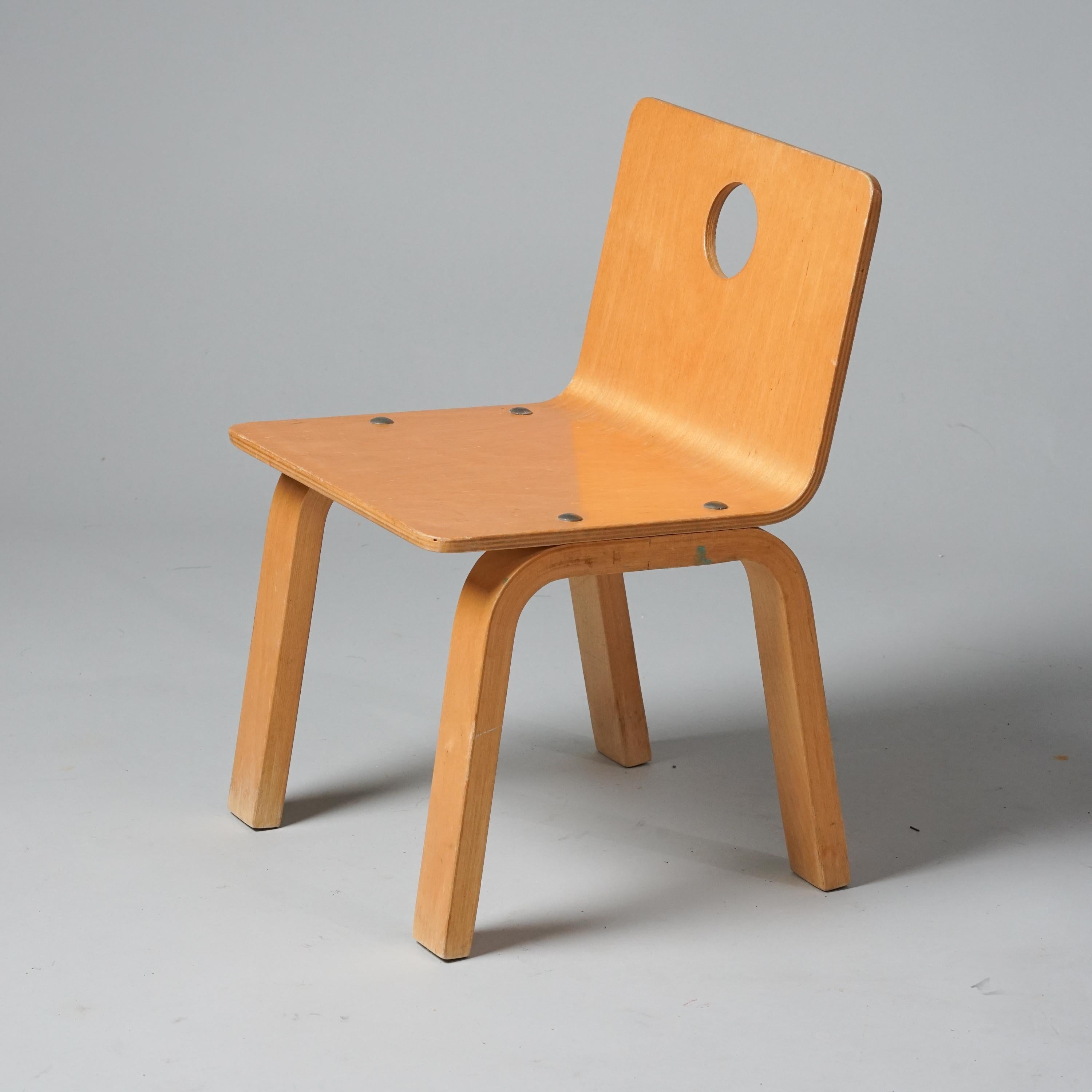 Kinderstuhl, entworfen von Cor Alons, hergestellt von Gouda Den Boer, 1930er Jahre. Birke. Guter Vintage-Zustand, Patina und geringfügige Abnutzung im Einklang mit Alter und Gebrauch. Ikonisches Design von Cor Alons. 